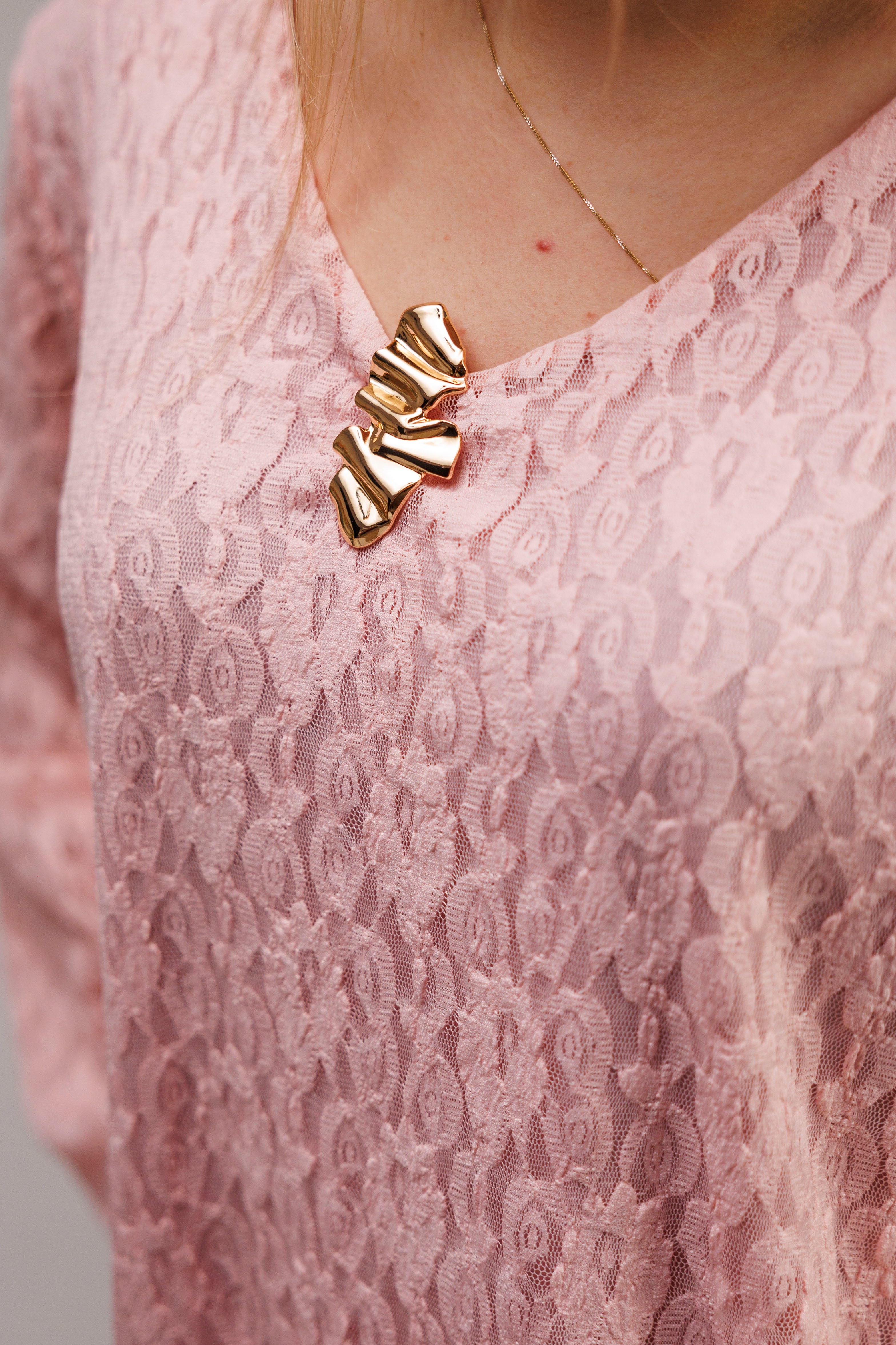 Bluzka z ażurowej koronki z biżuteryjną przypinką Pudrowy Róż