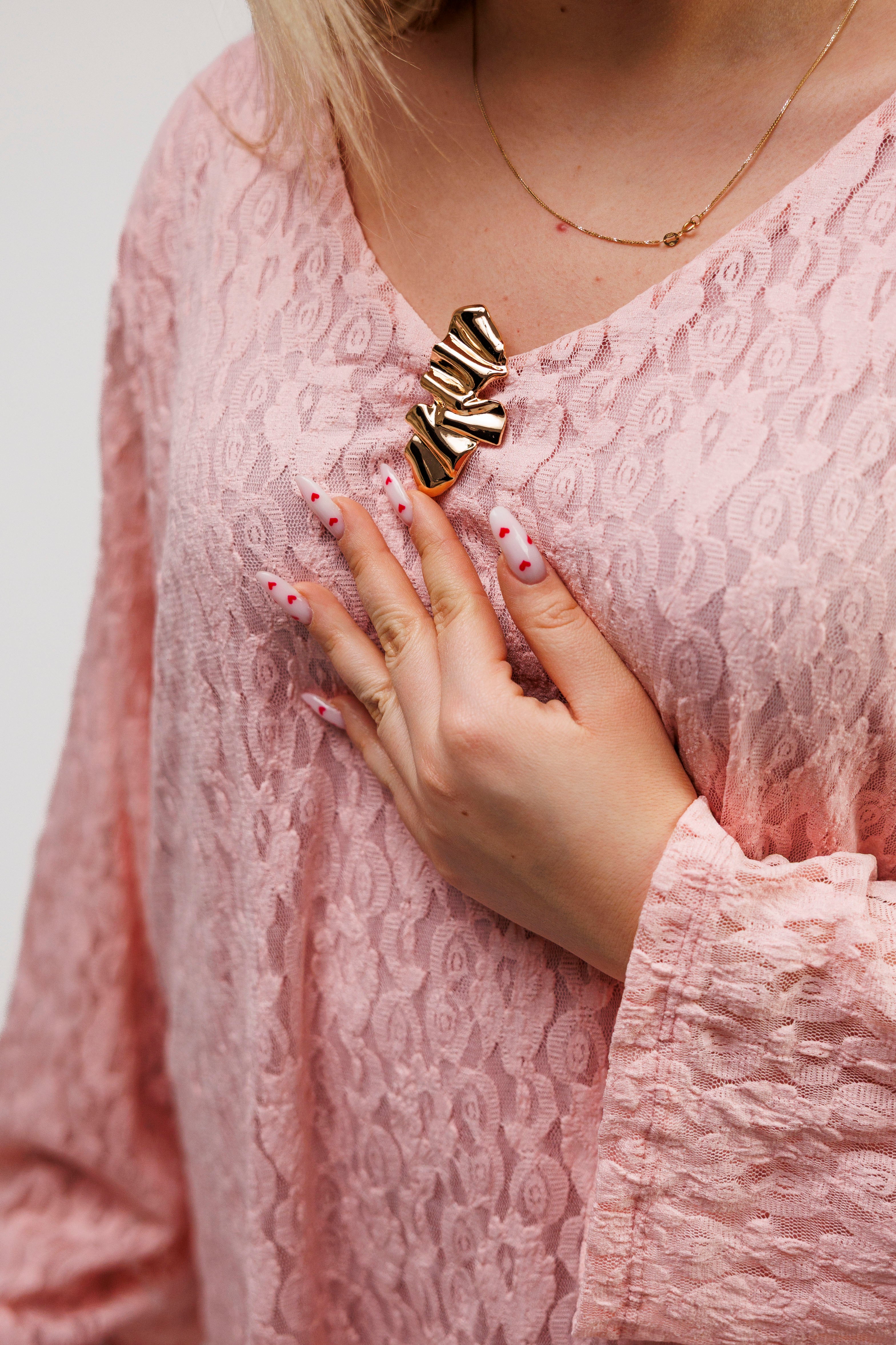 Bluzka z ażurowej koronki z biżuteryjną przypinką Pudrowy Róż