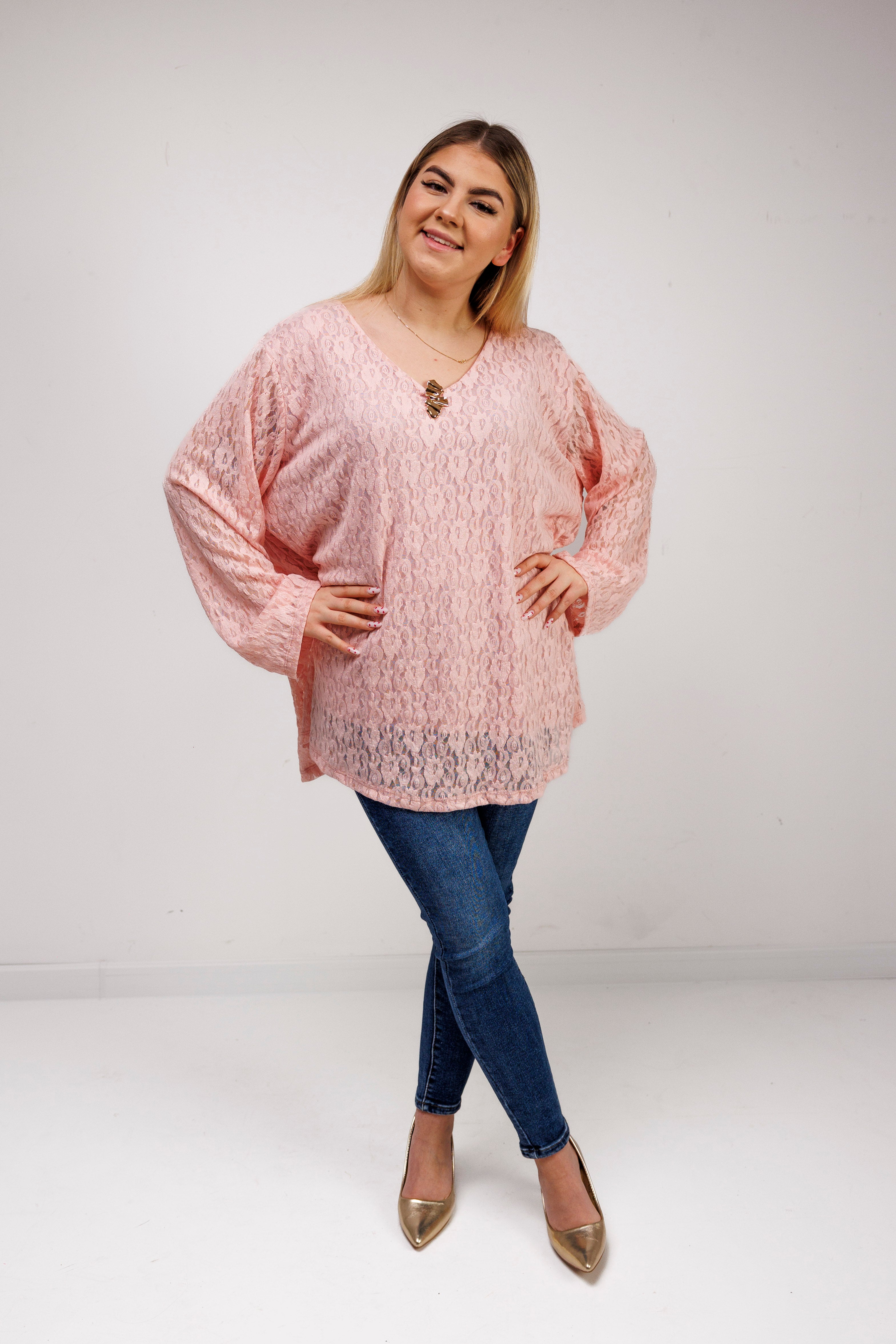 Bluzka z ażurowej koronki z biżuteryjną przypinką Pudrowy Róż