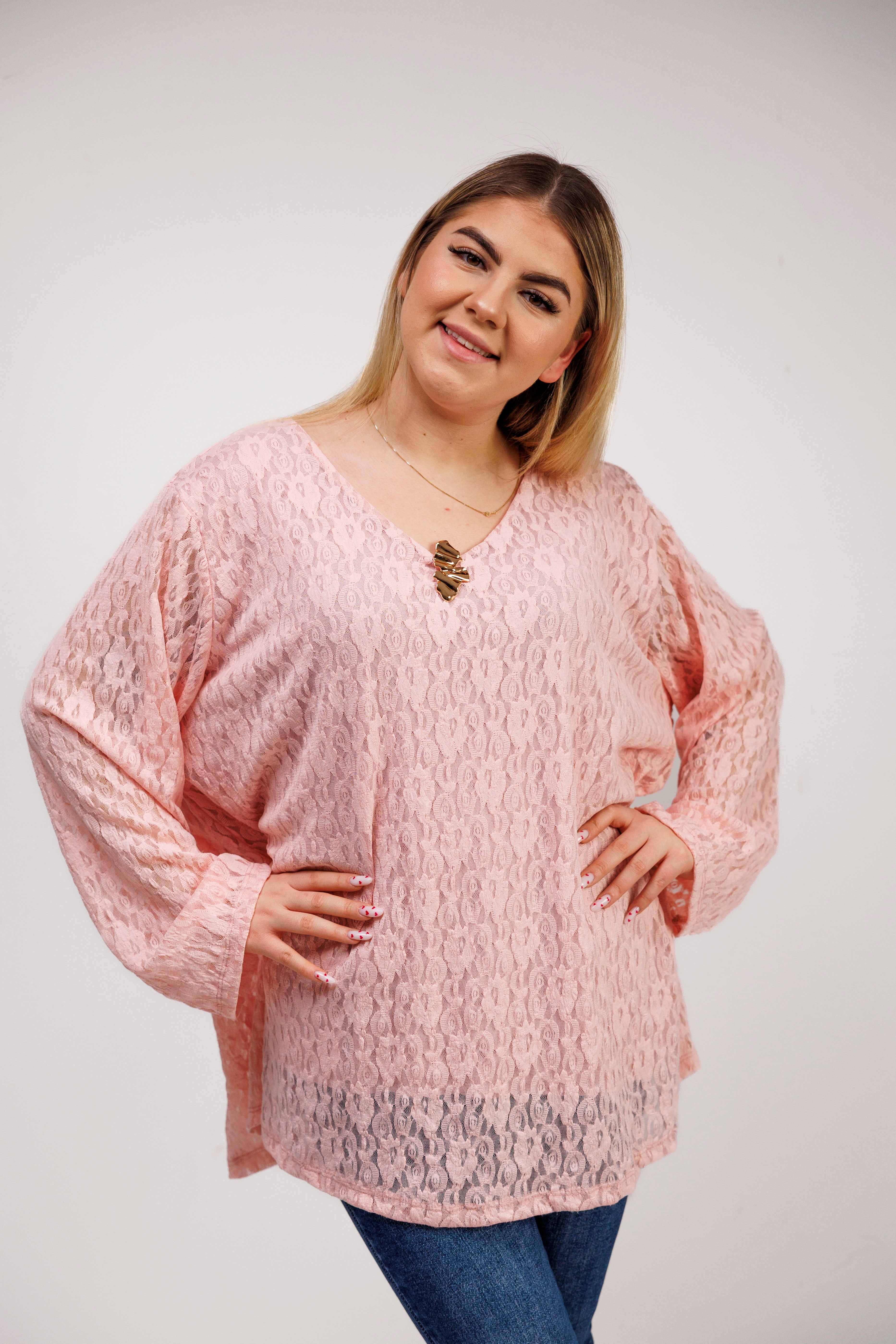 Bluzka z ażurowej koronki z biżuteryjną przypinką Pudrowy Róż