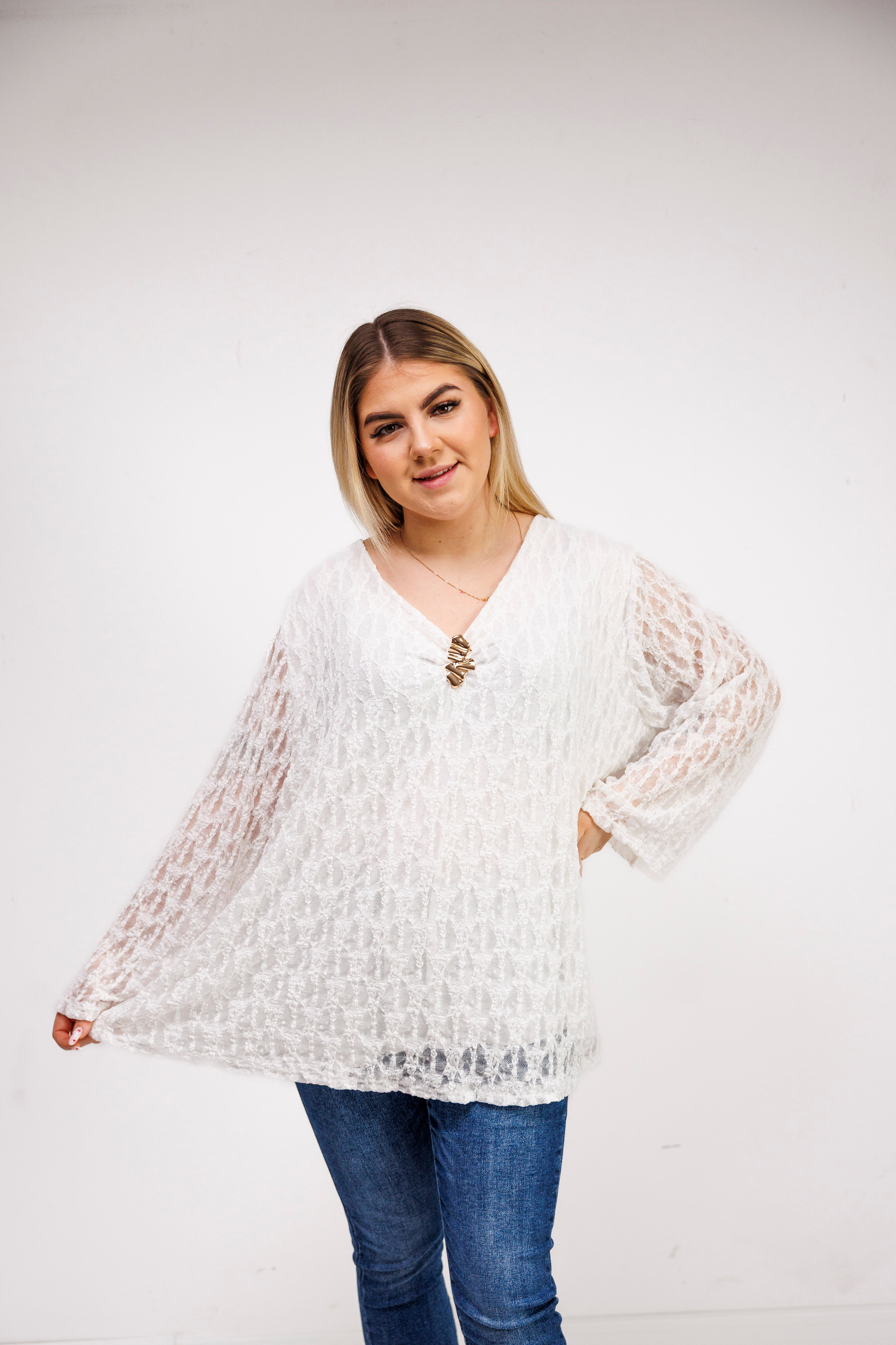 Bluzka z ażurowej koronki z biżuteryjną przypinką Krem