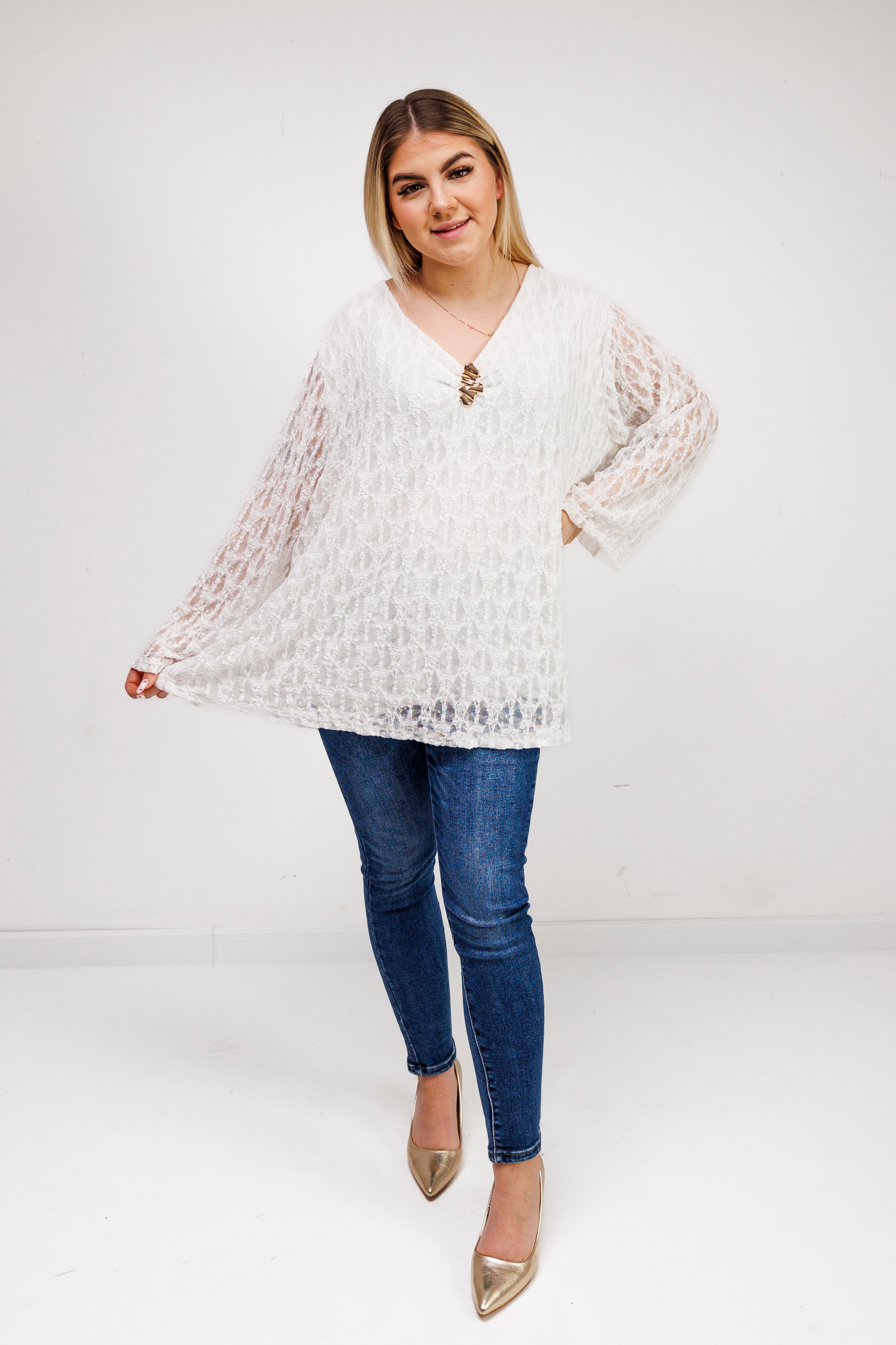 Bluzka z ażurowej koronki z biżuteryjną przypinką Krem