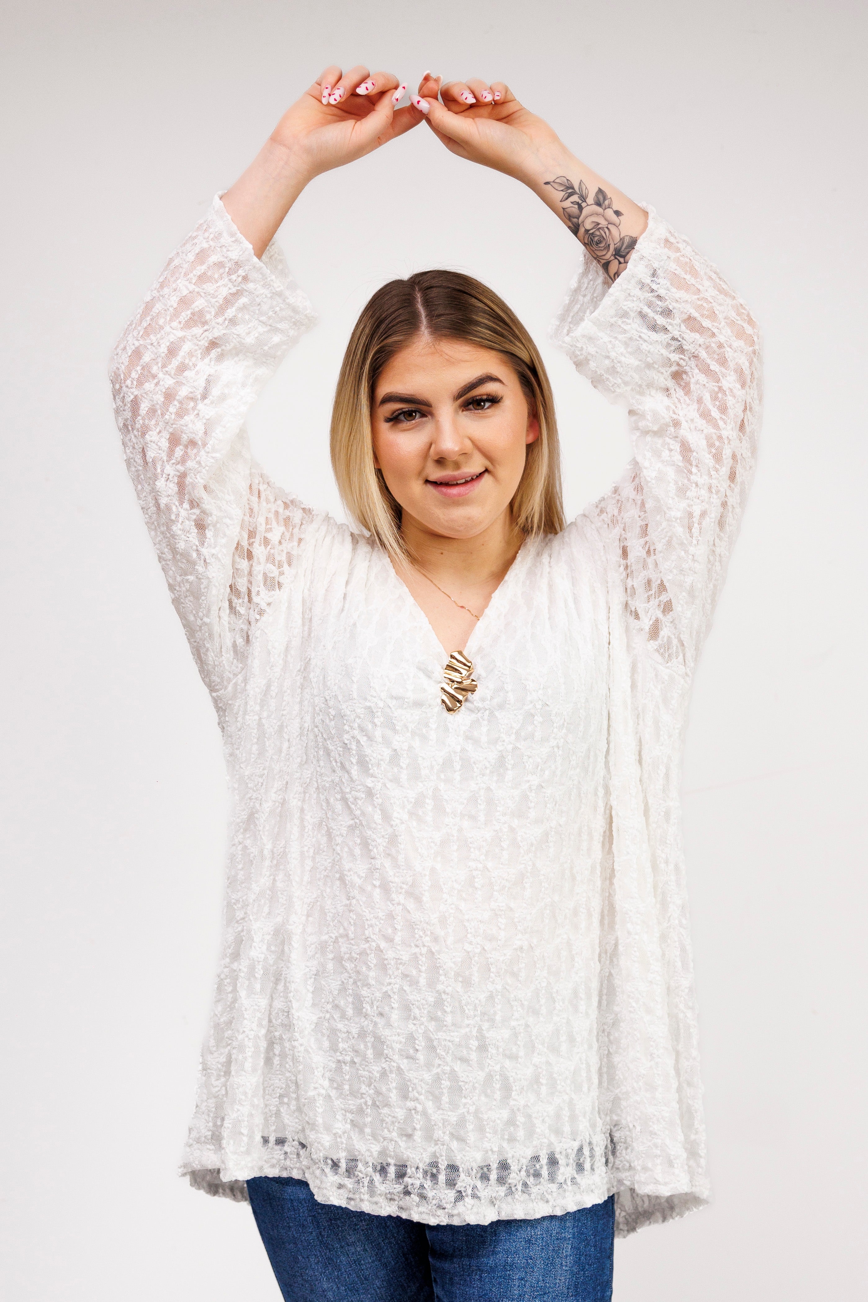 Bluzka z ażurowej koronki z biżuteryjną przypinką Krem