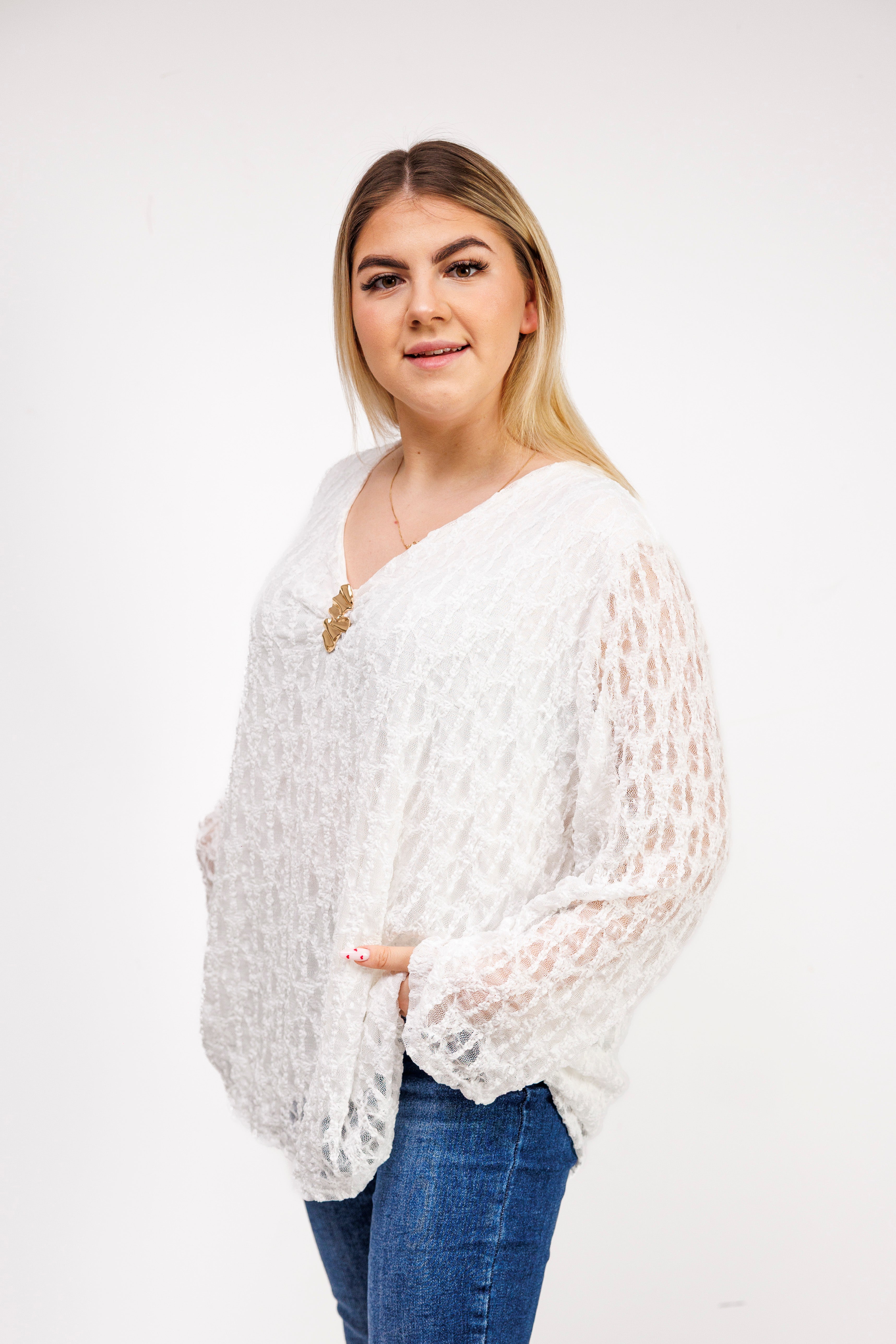 Bluzka z ażurowej koronki z biżuteryjną przypinką Krem