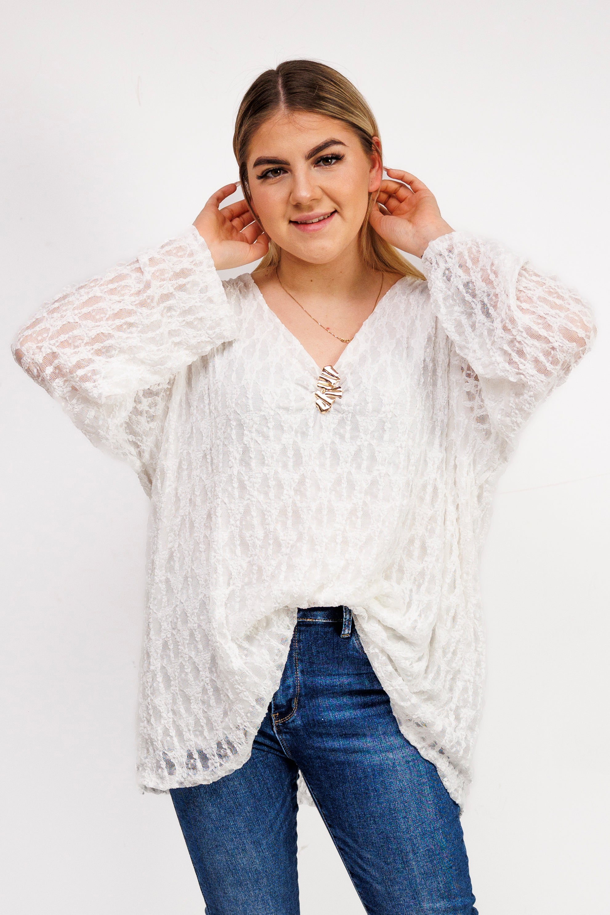 Bluzka z ażurowej koronki z biżuteryjną przypinką Krem