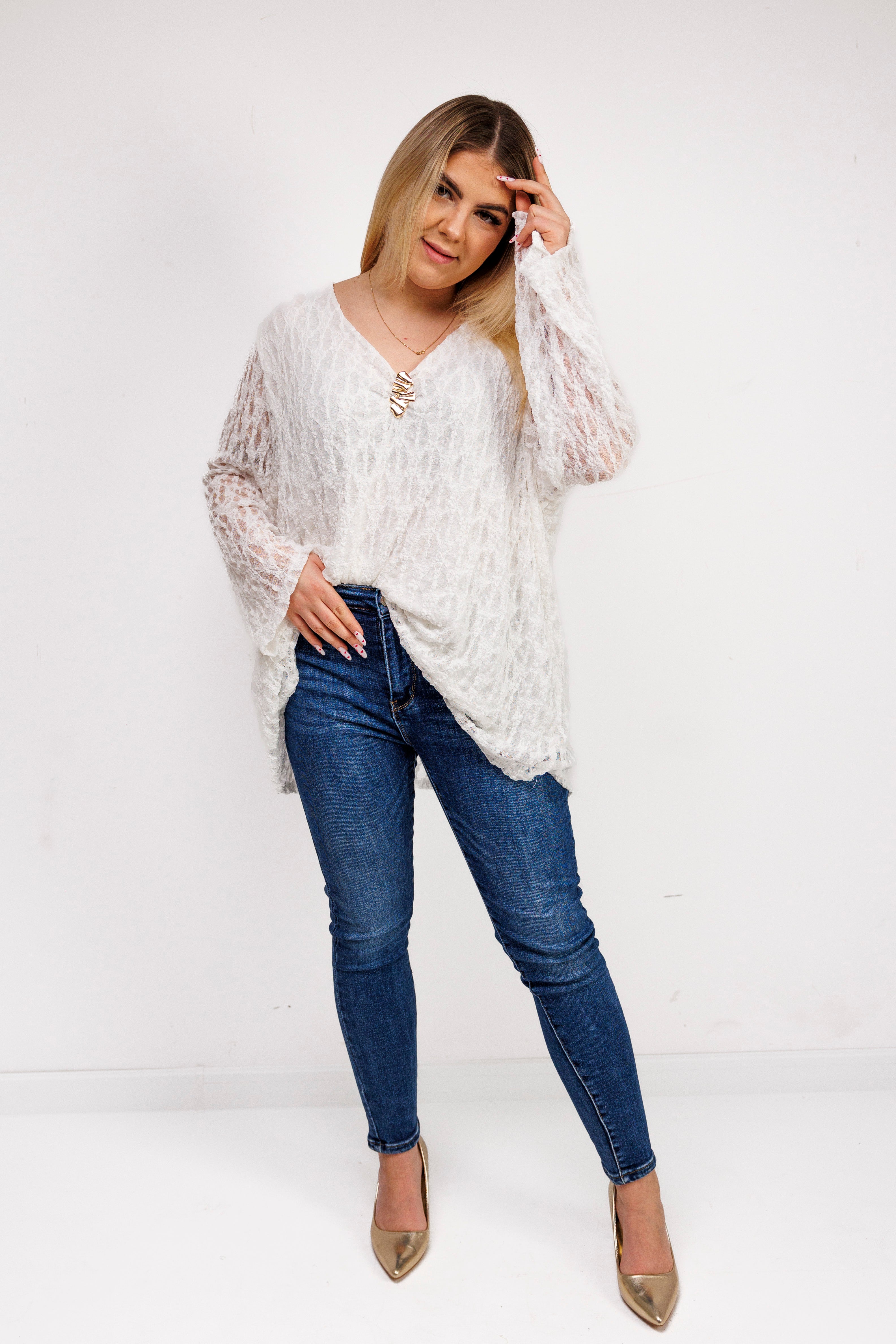 Bluzka z ażurowej koronki z biżuteryjną przypinką Krem