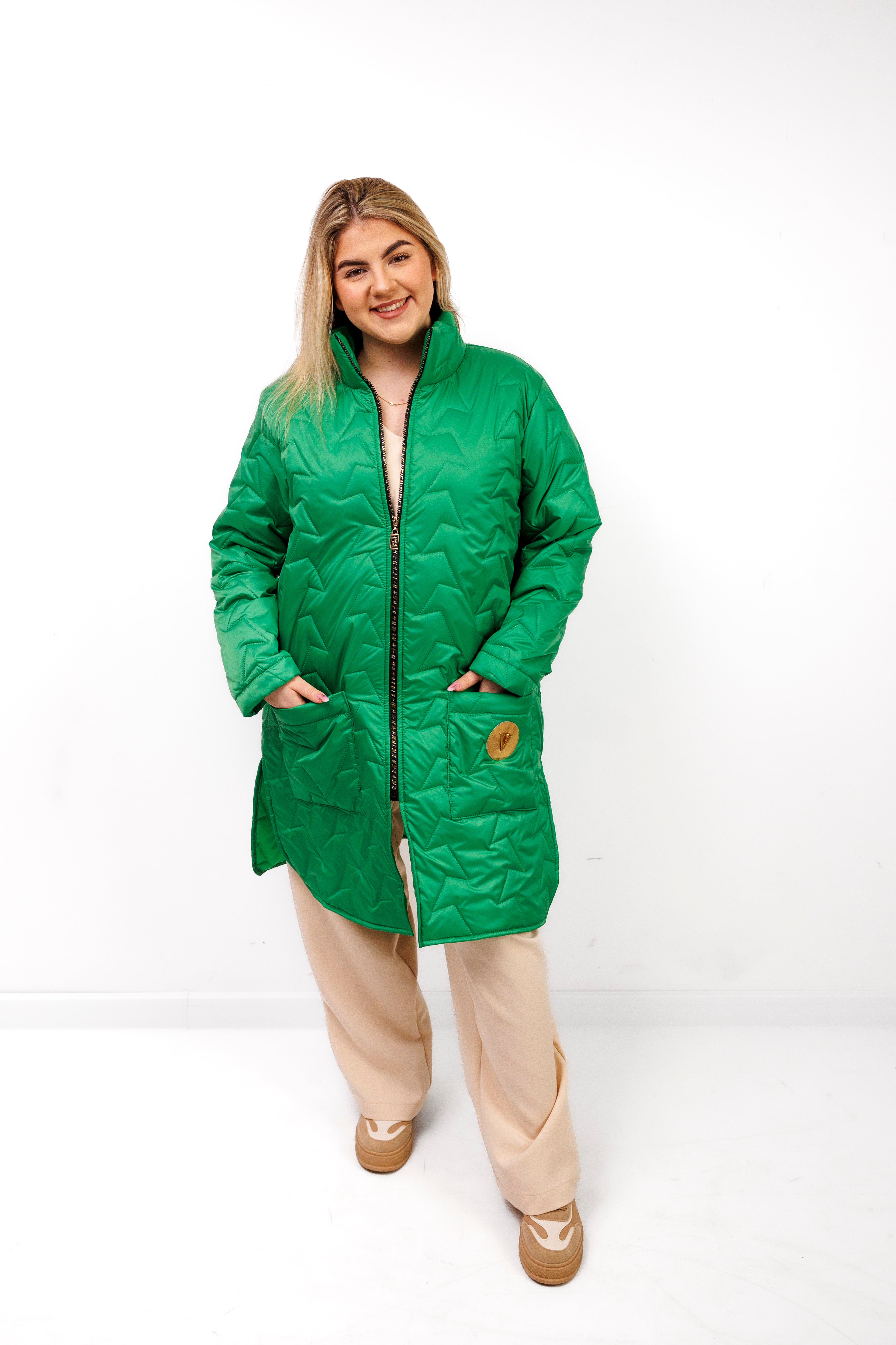 Damska kurtka pikowana plus size ze stójką – polska produkcja, rozcięcia po bokach Zielony