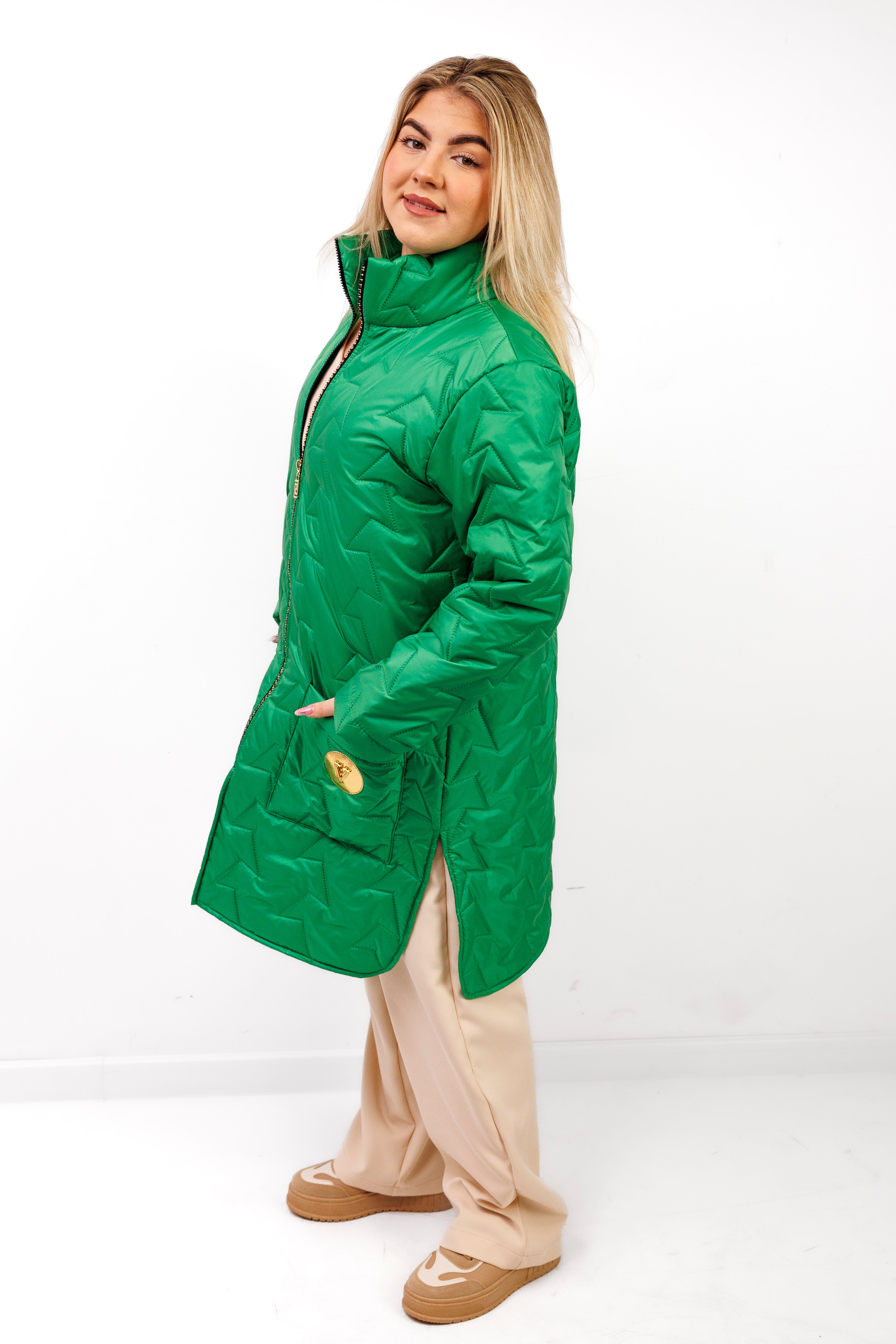 Damska kurtka pikowana plus size ze stójką – polska produkcja, rozcięcia po bokach Zielony
