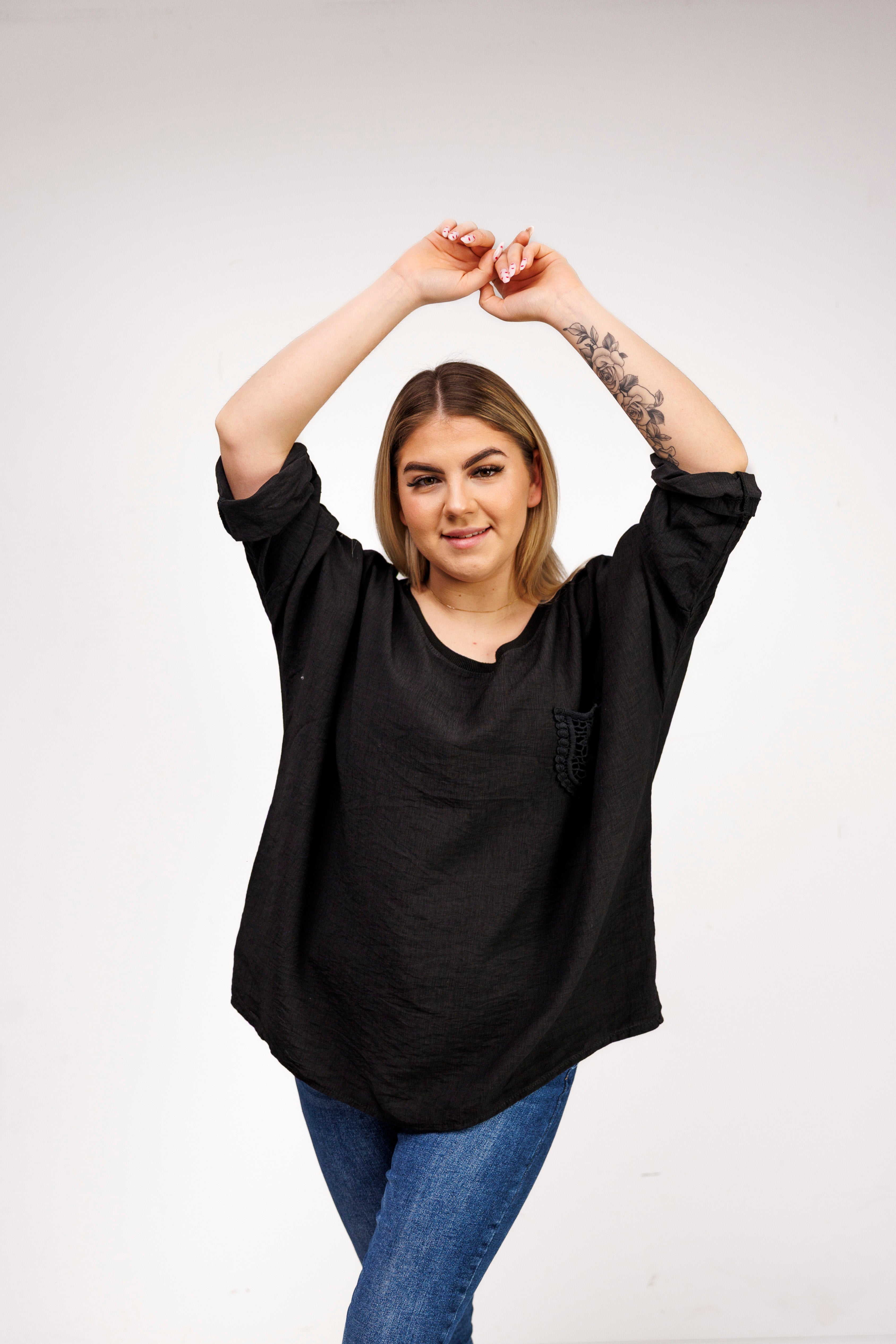 Bluzka z 100% wiskozy z ozdobną kieszonką Czarny