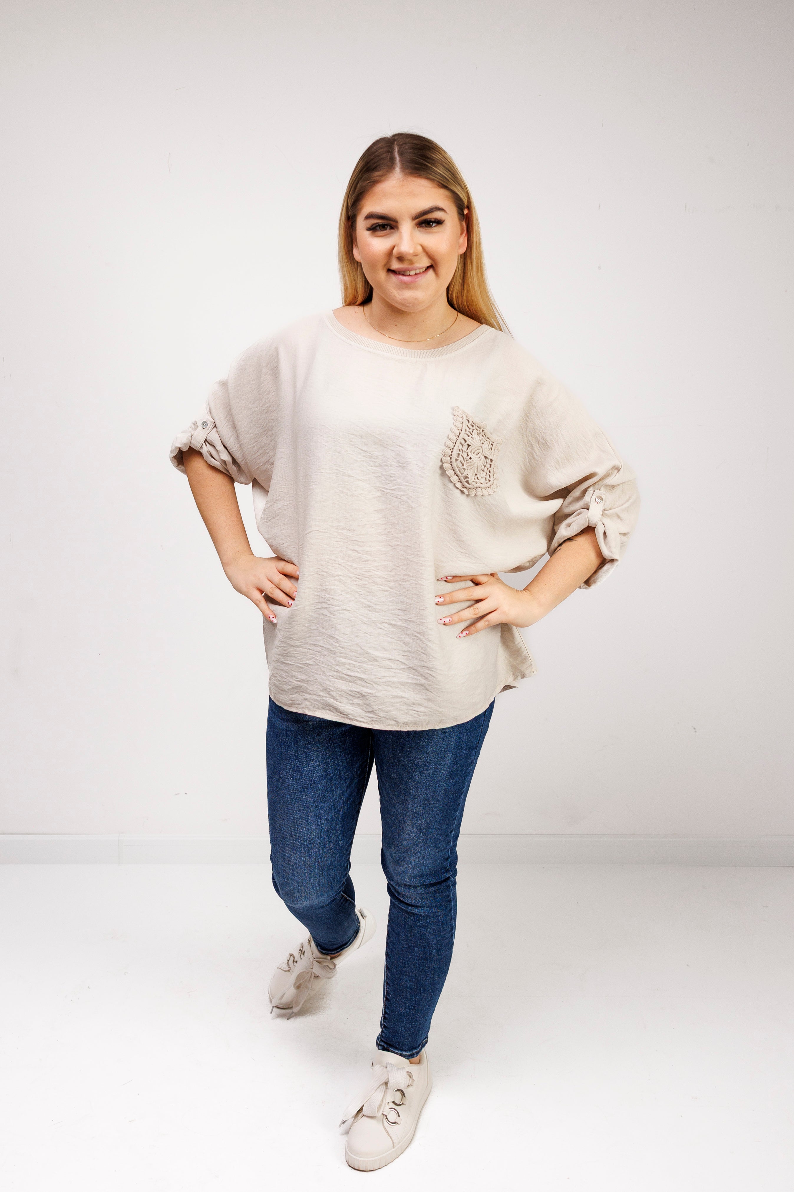 Bluzka z 100% wiskozy z ozdobną kieszonką Beż