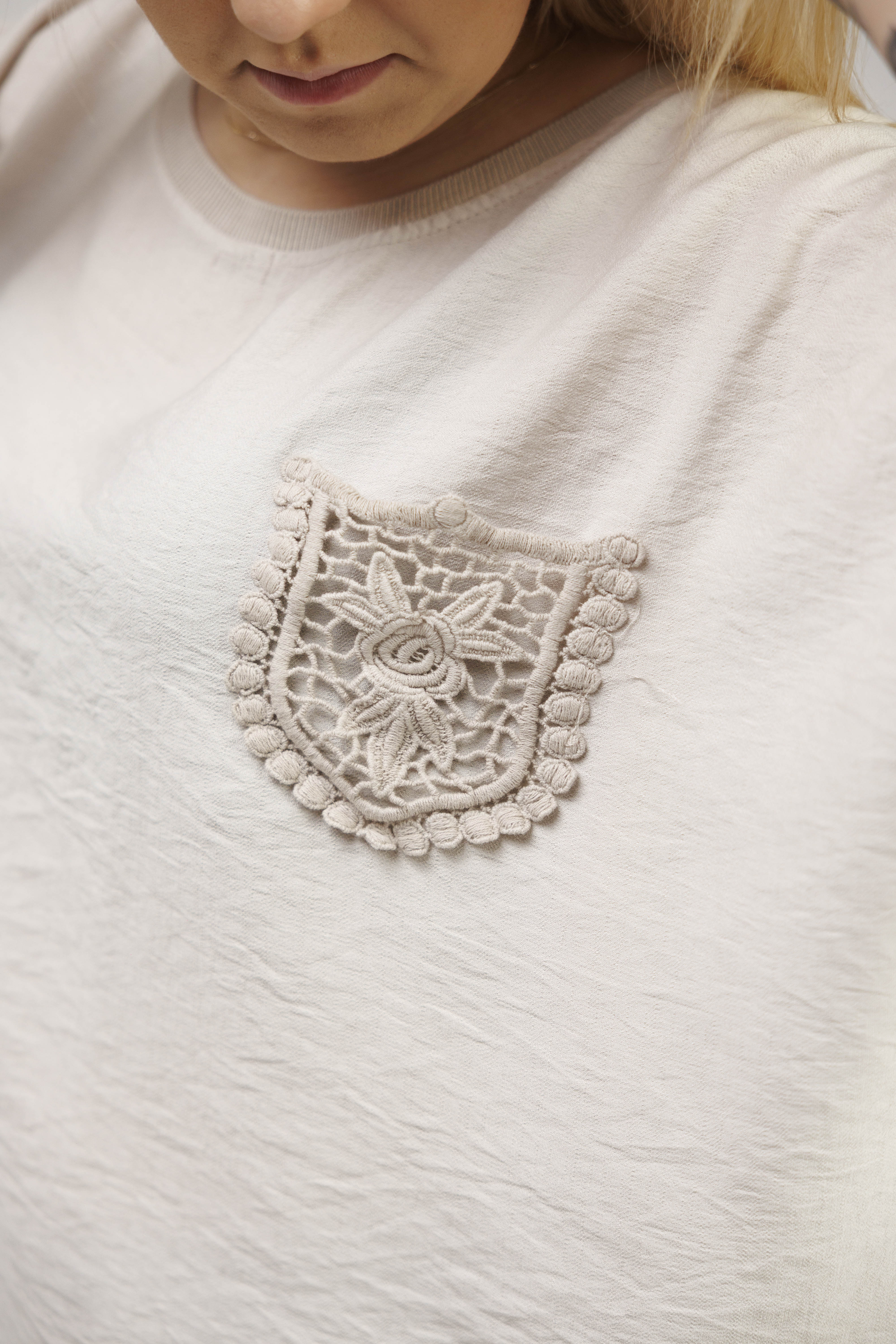 Bluzka z 100% wiskozy z ozdobną kieszonką Beż