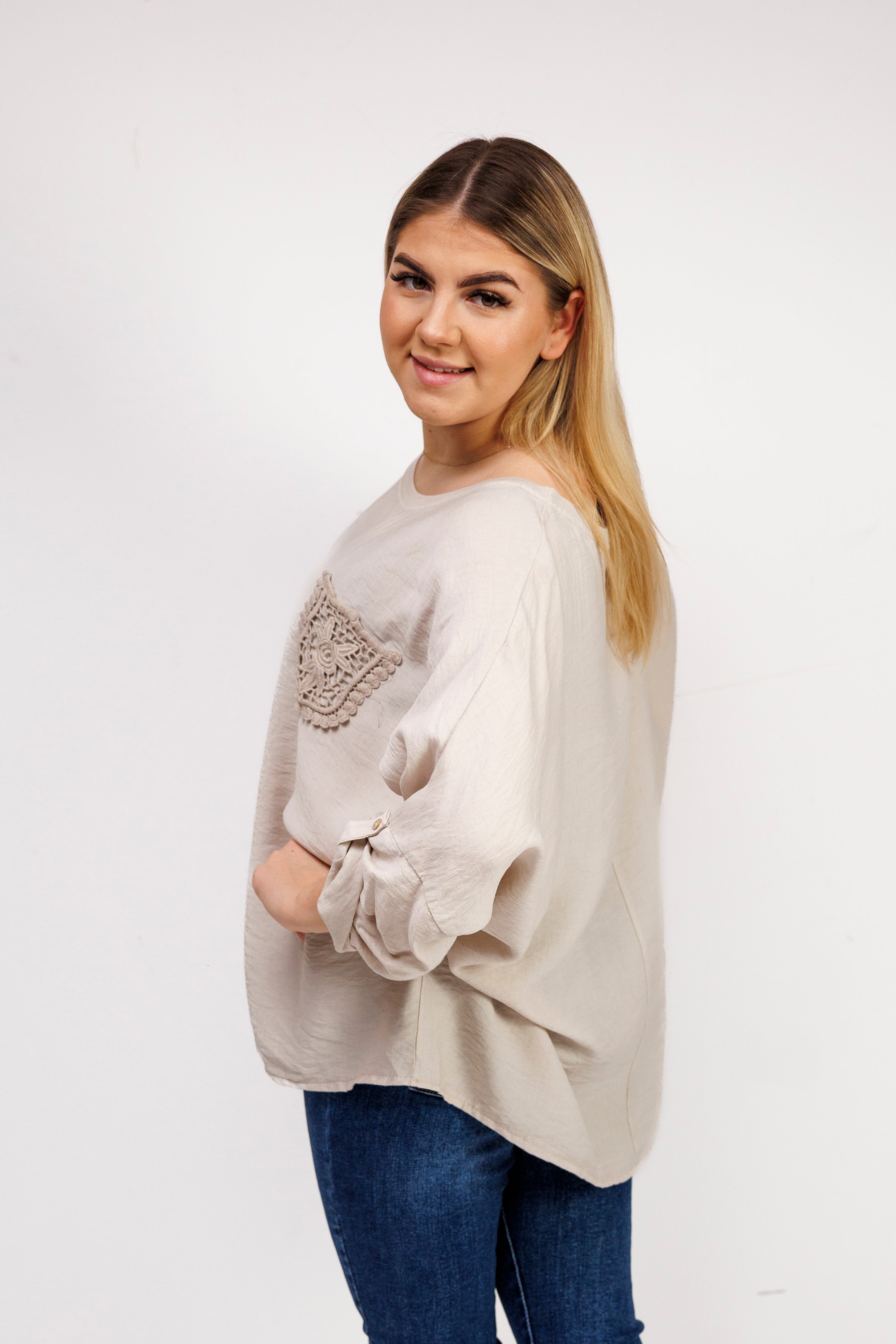 Bluzka z 100% wiskozy z ozdobną kieszonką Beż