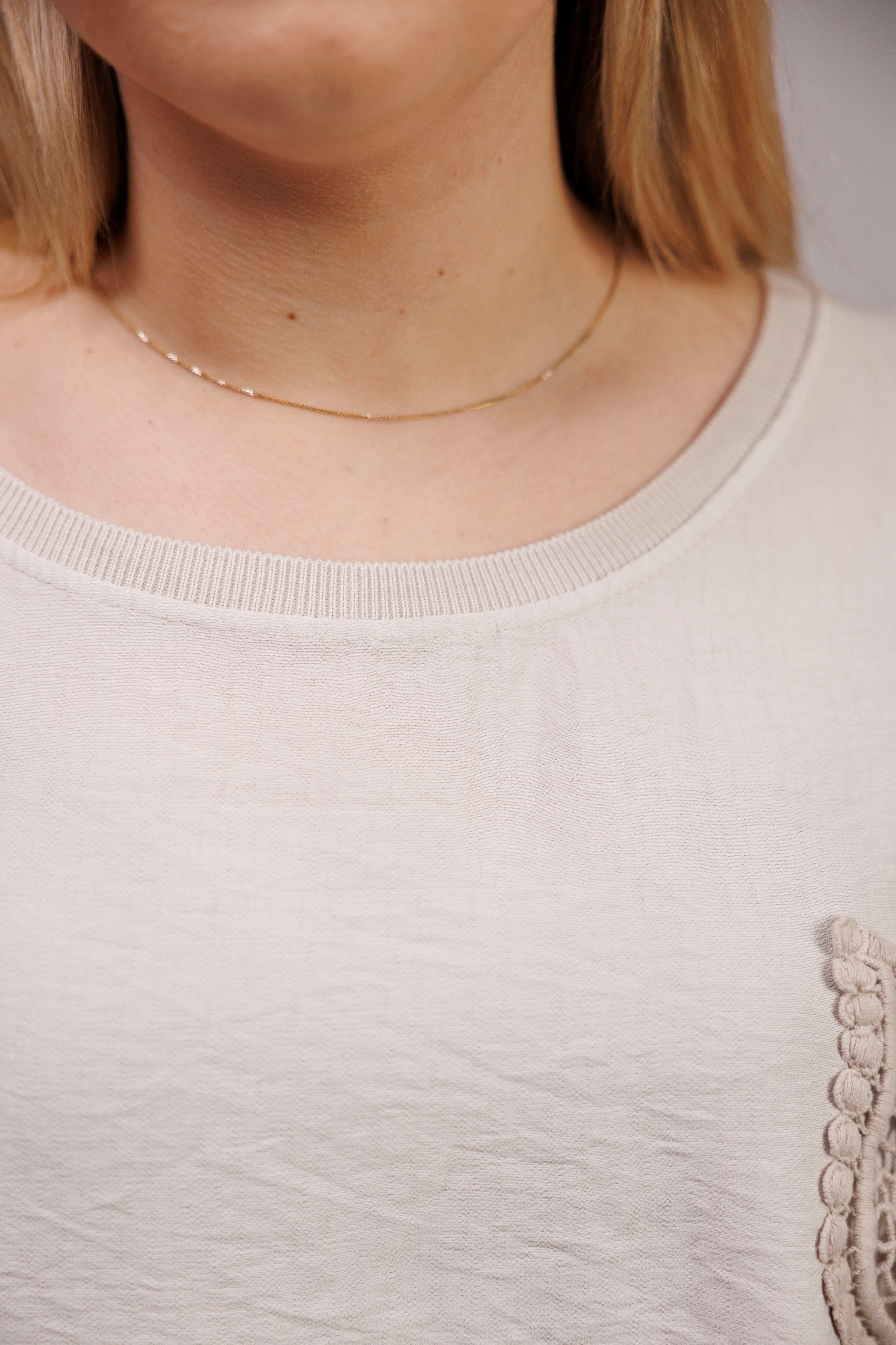 Bluzka z 100% wiskozy z ozdobną kieszonką Beż