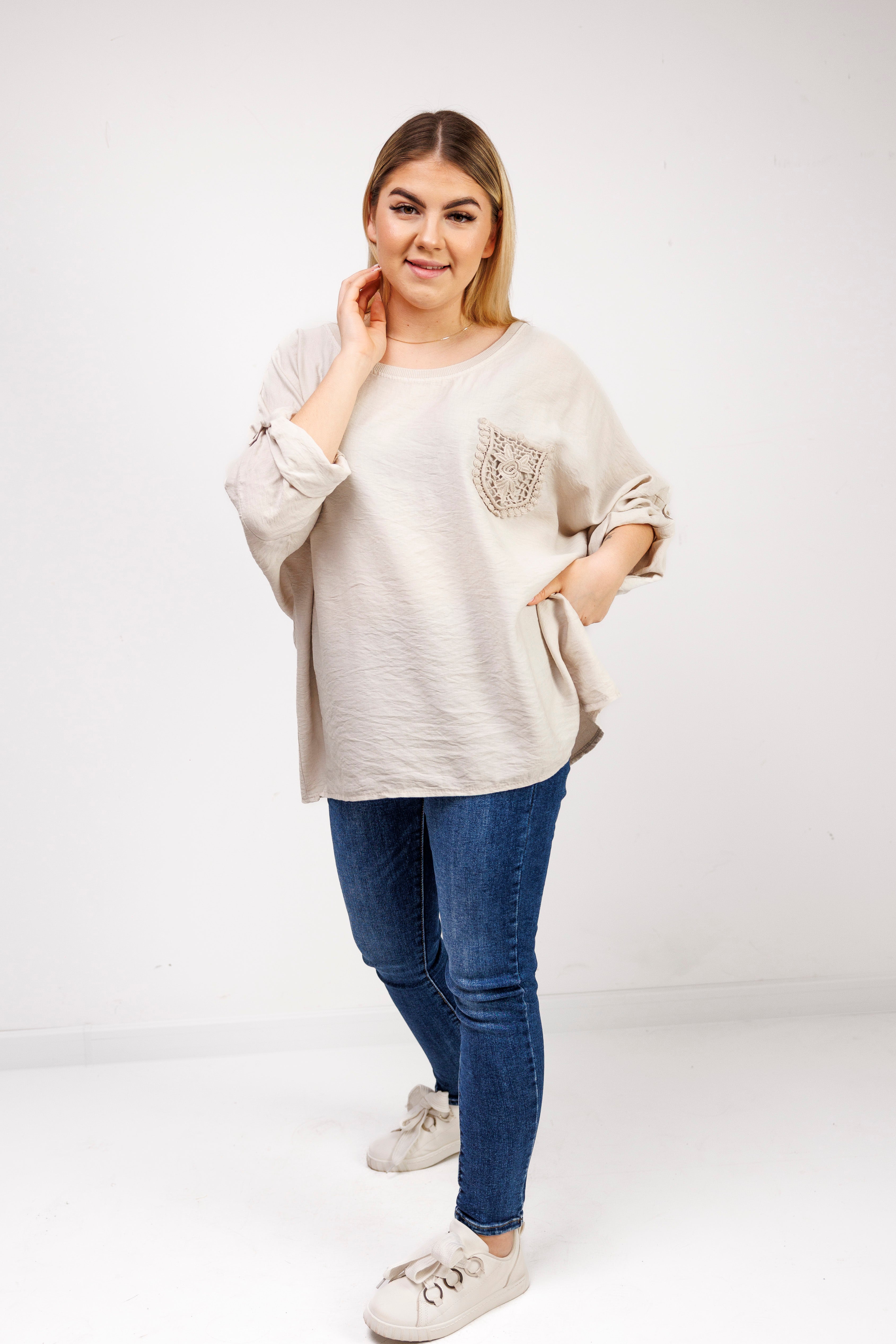 Bluzka z 100% wiskozy z ozdobną kieszonką Beż