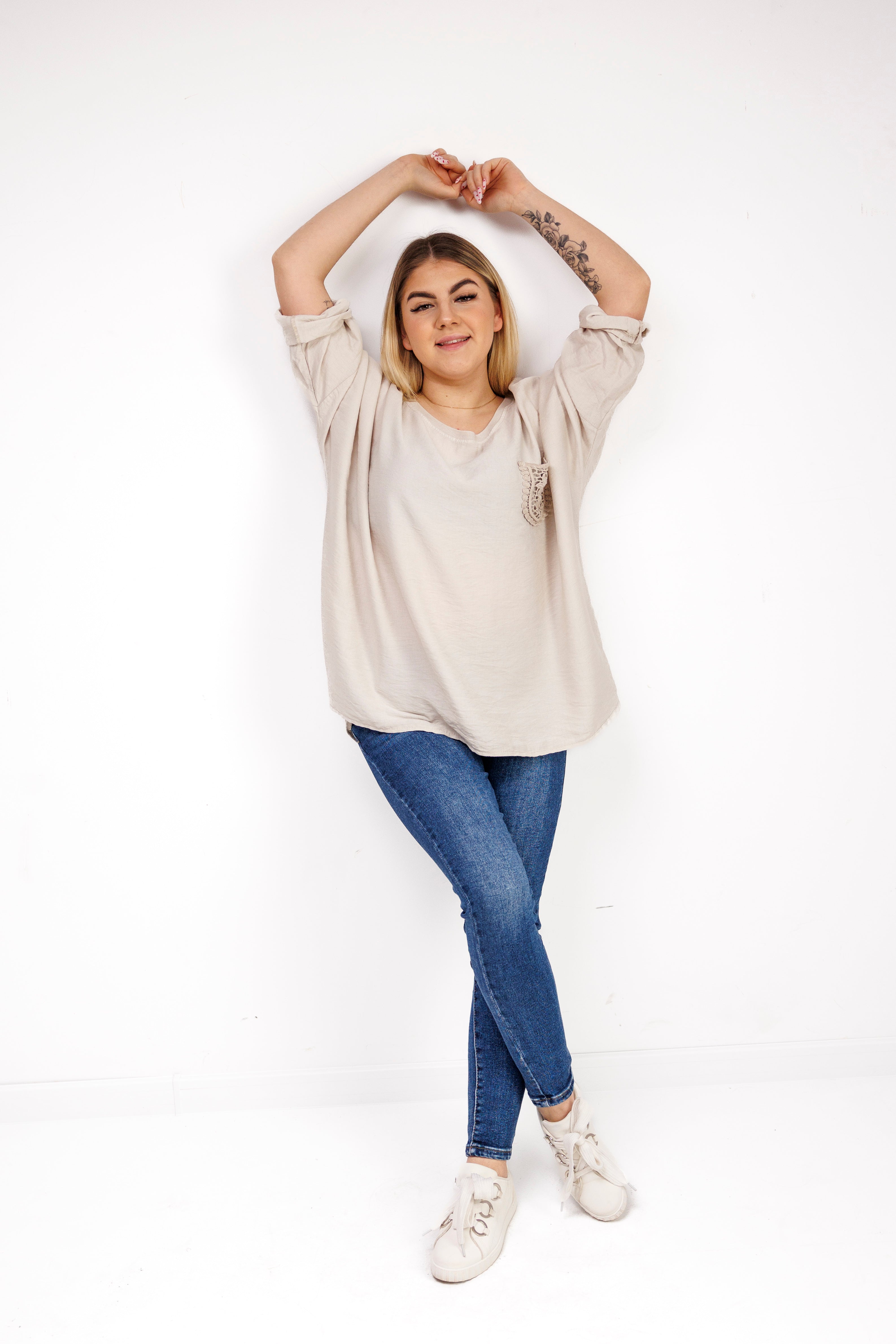 Bluzka z 100% wiskozy z ozdobną kieszonką Beż