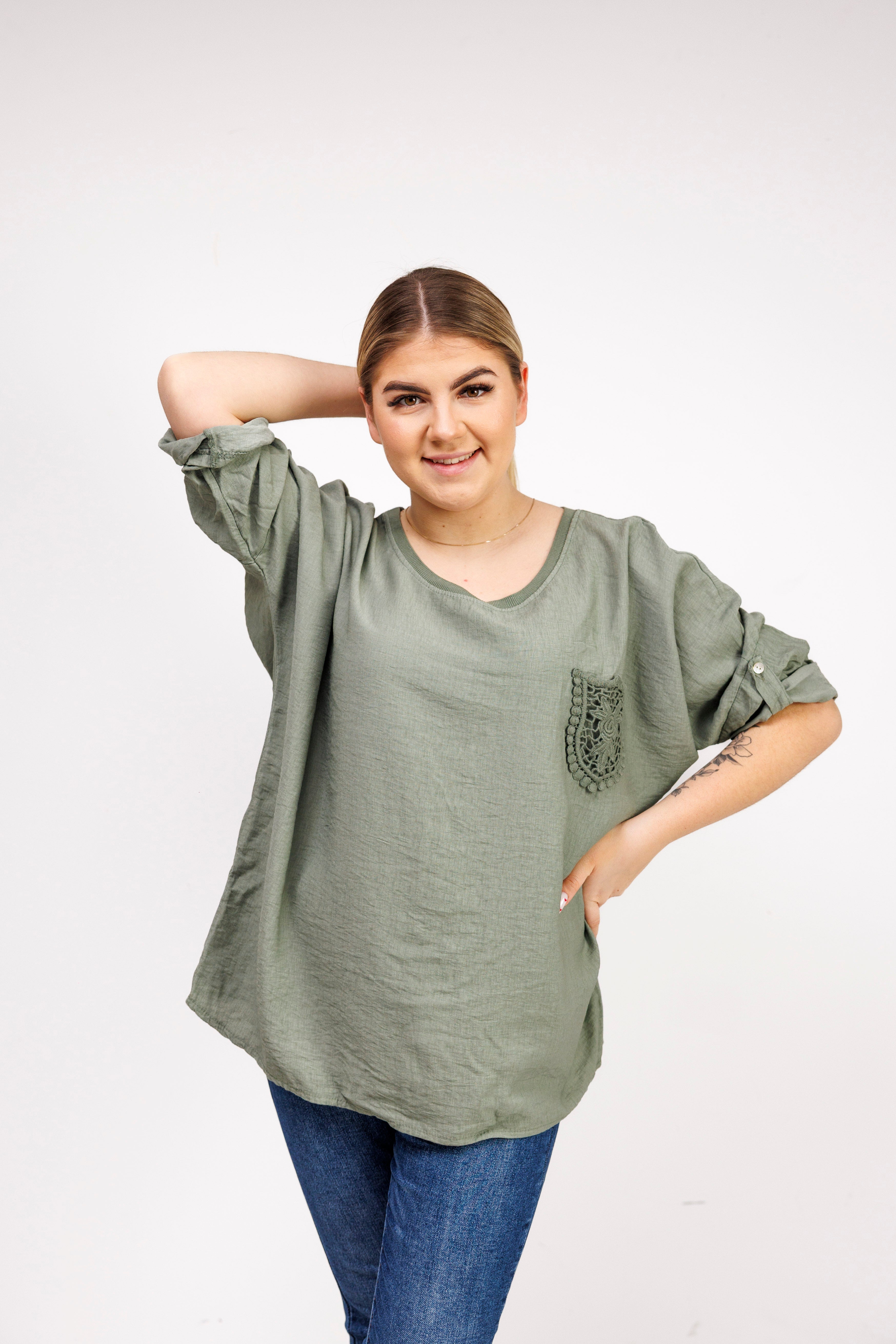 Bluzka z 100% wiskozy z ozdobną kieszonką Oliwka