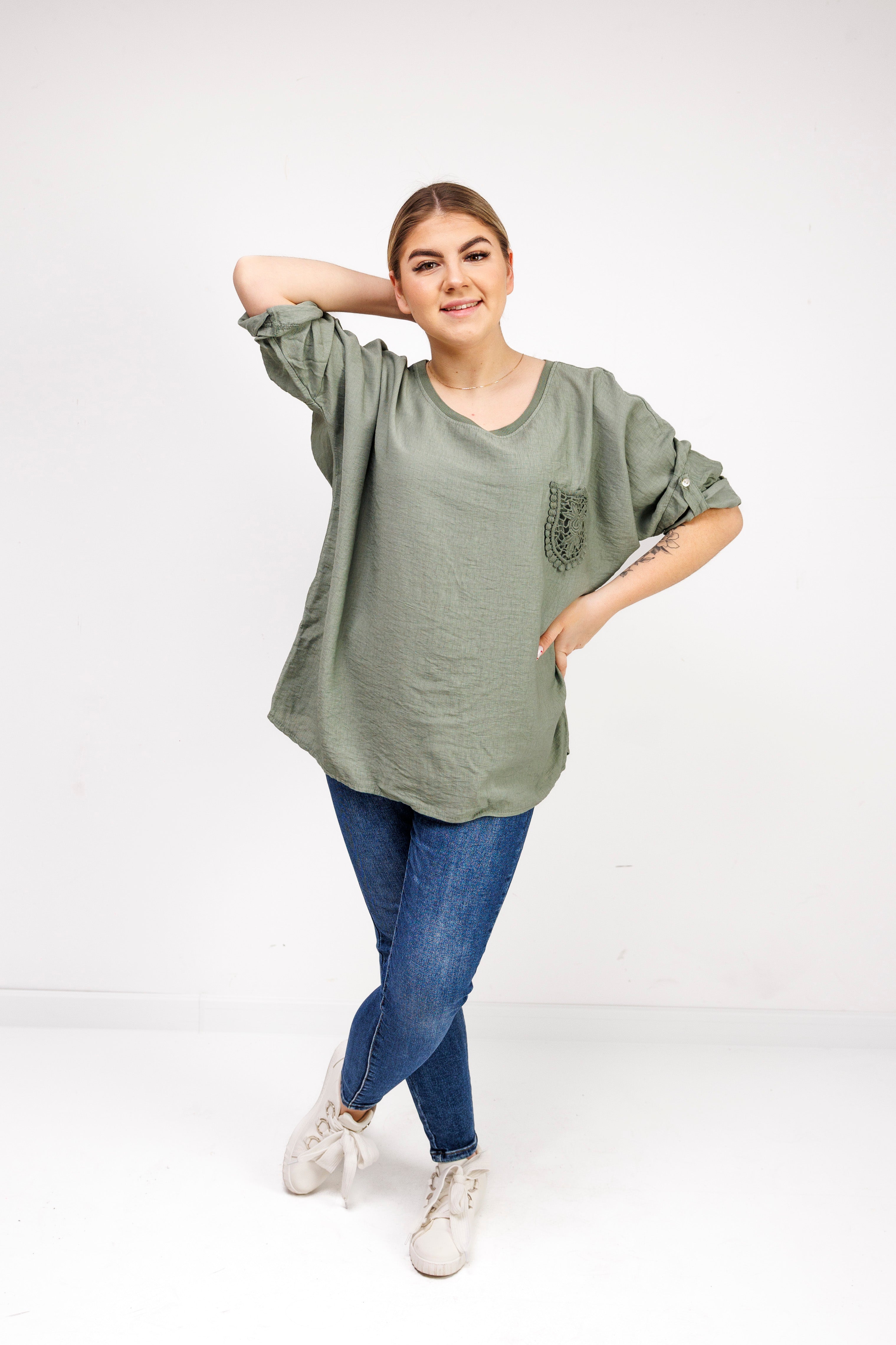 Bluzka z 100% wiskozy z ozdobną kieszonką Oliwka