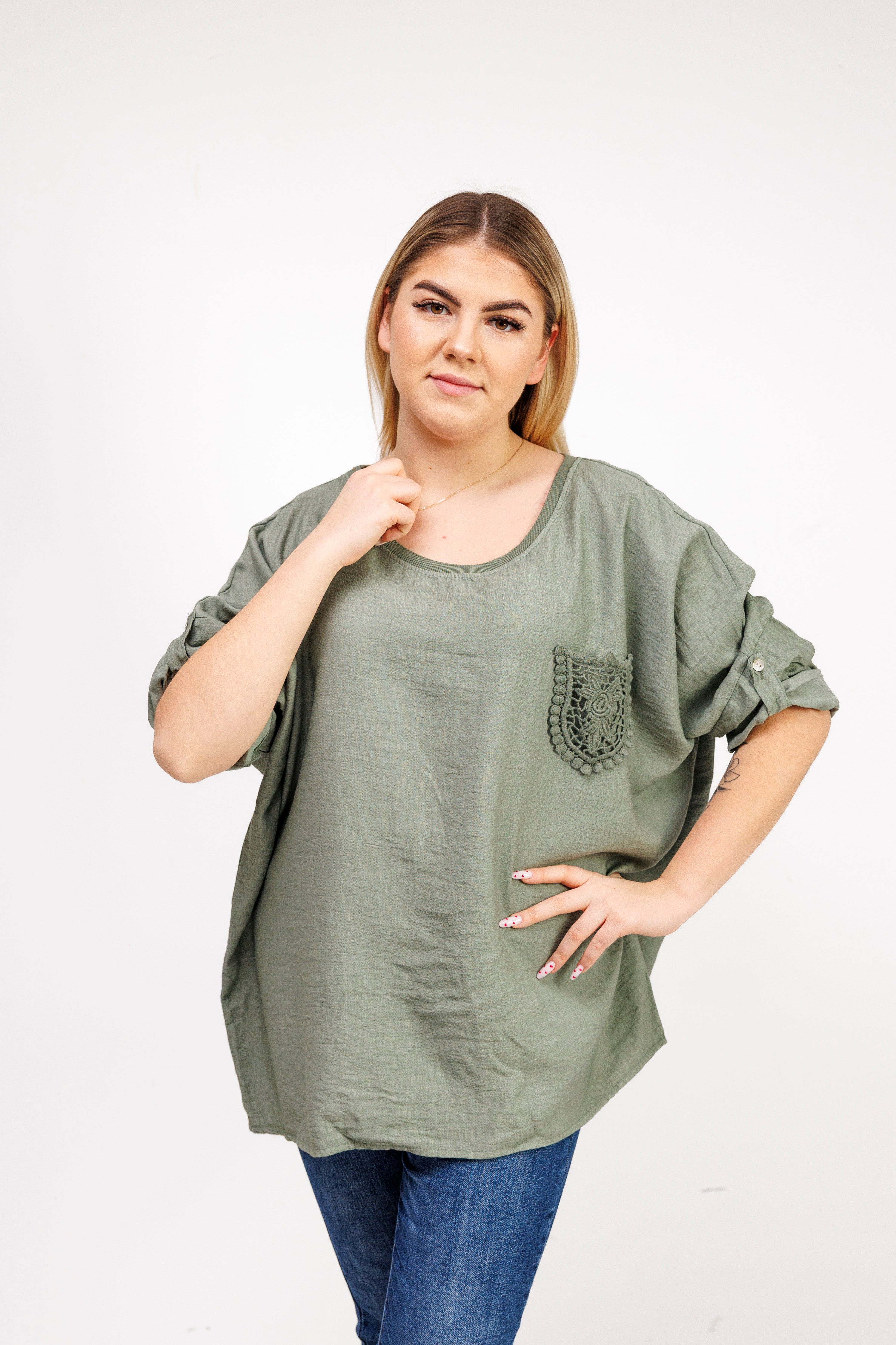 Bluzka z 100% wiskozy z ozdobną kieszonką Oliwka