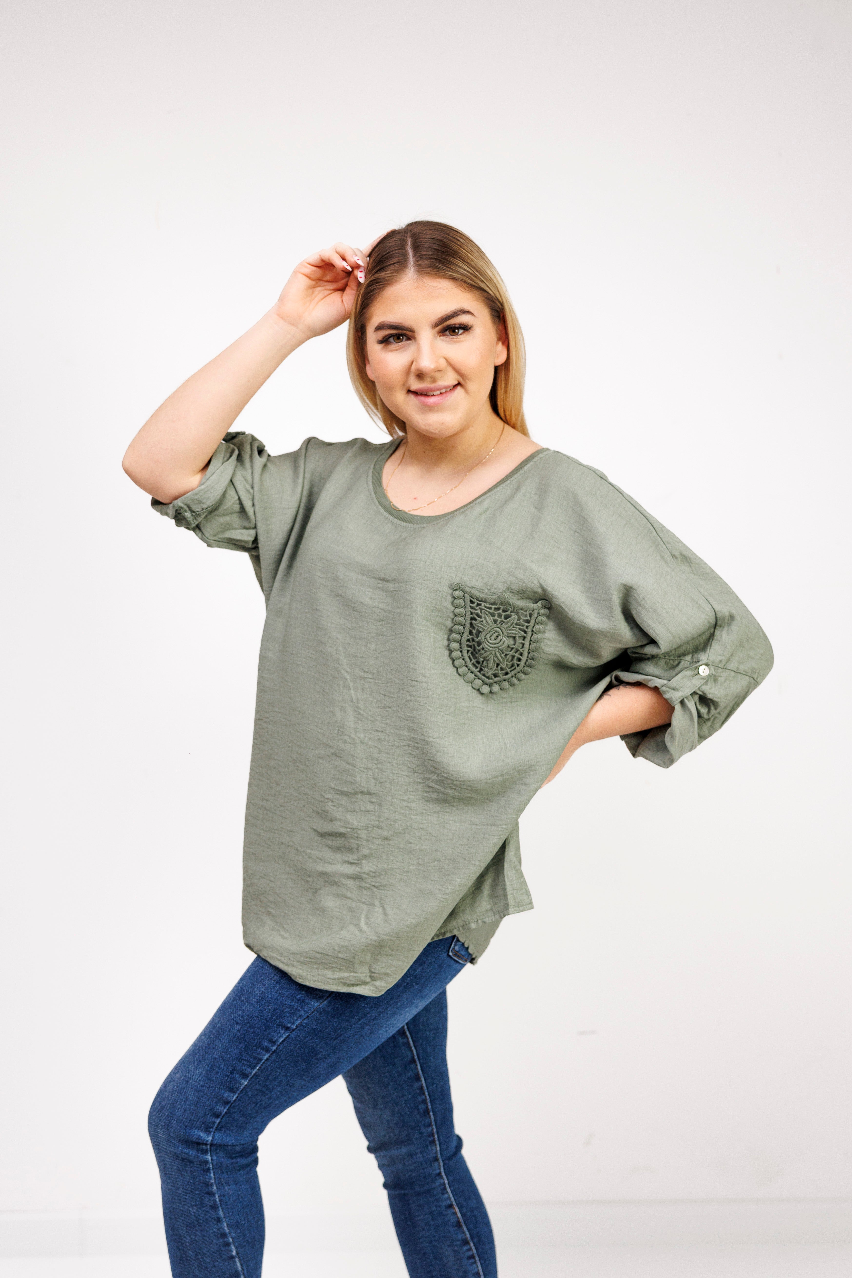 Bluzka z 100% wiskozy z ozdobną kieszonką Oliwka