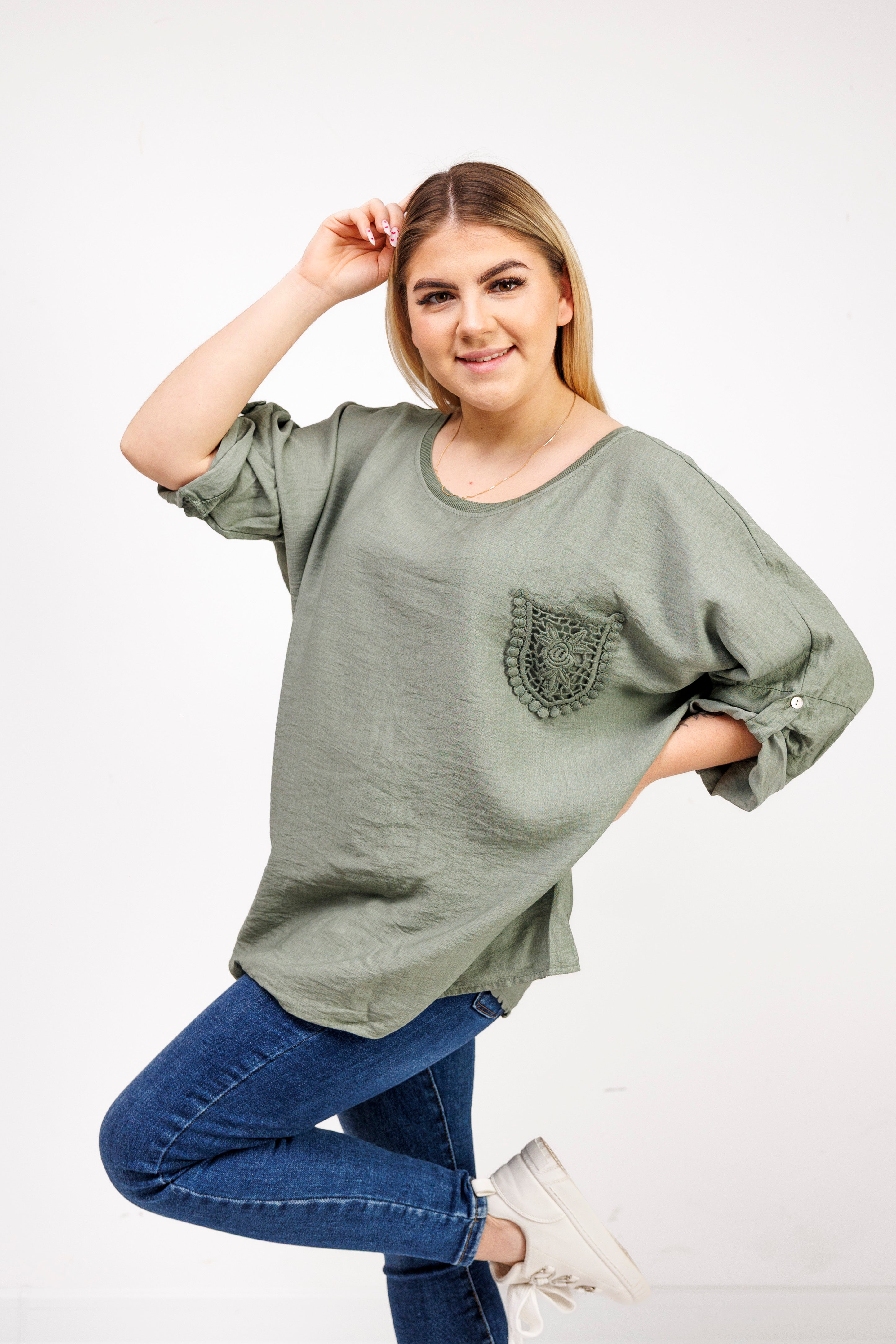 Bluzka z 100% wiskozy z ozdobną kieszonką Oliwka