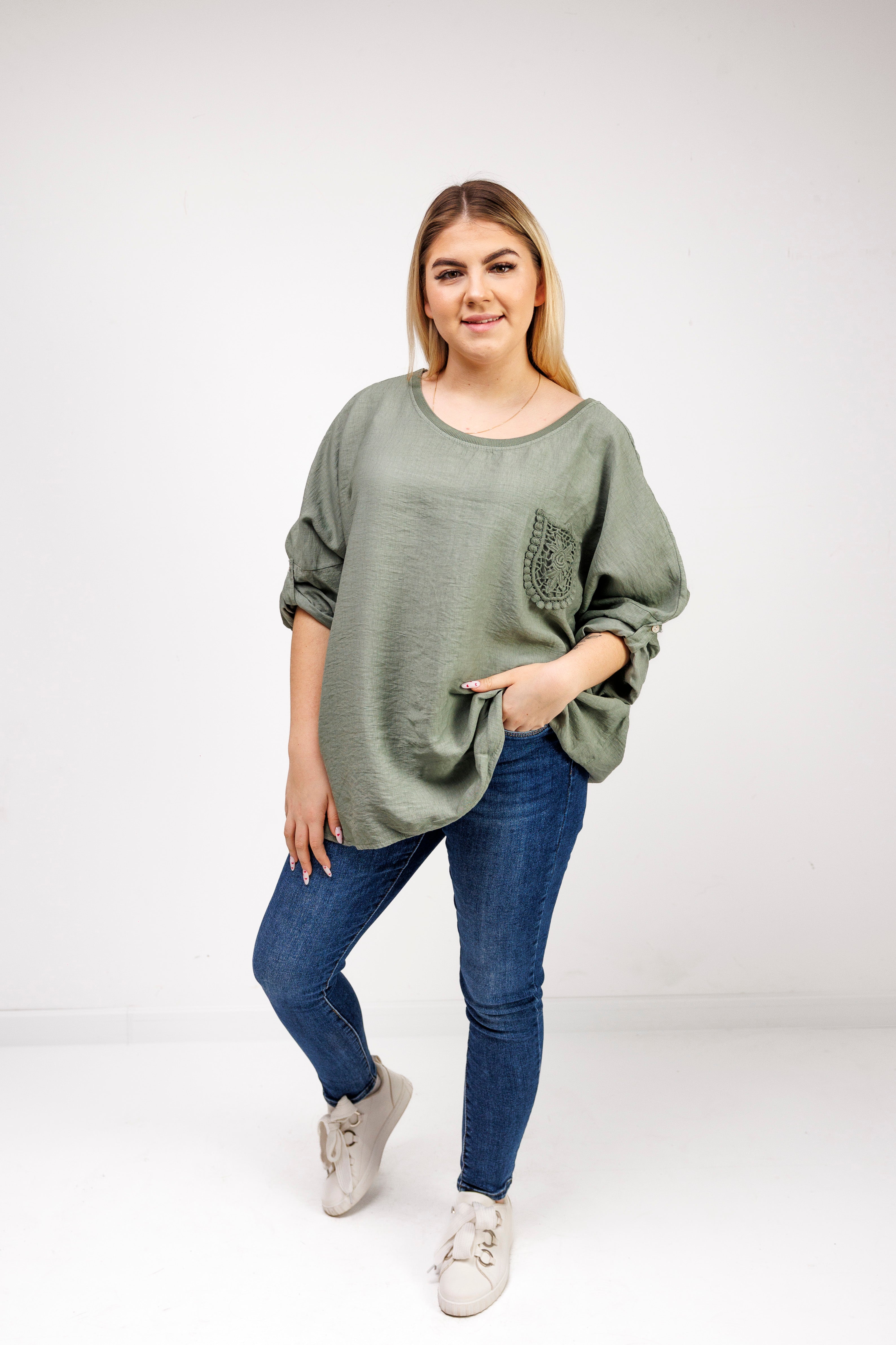 Bluzka z 100% wiskozy z ozdobną kieszonką Oliwka