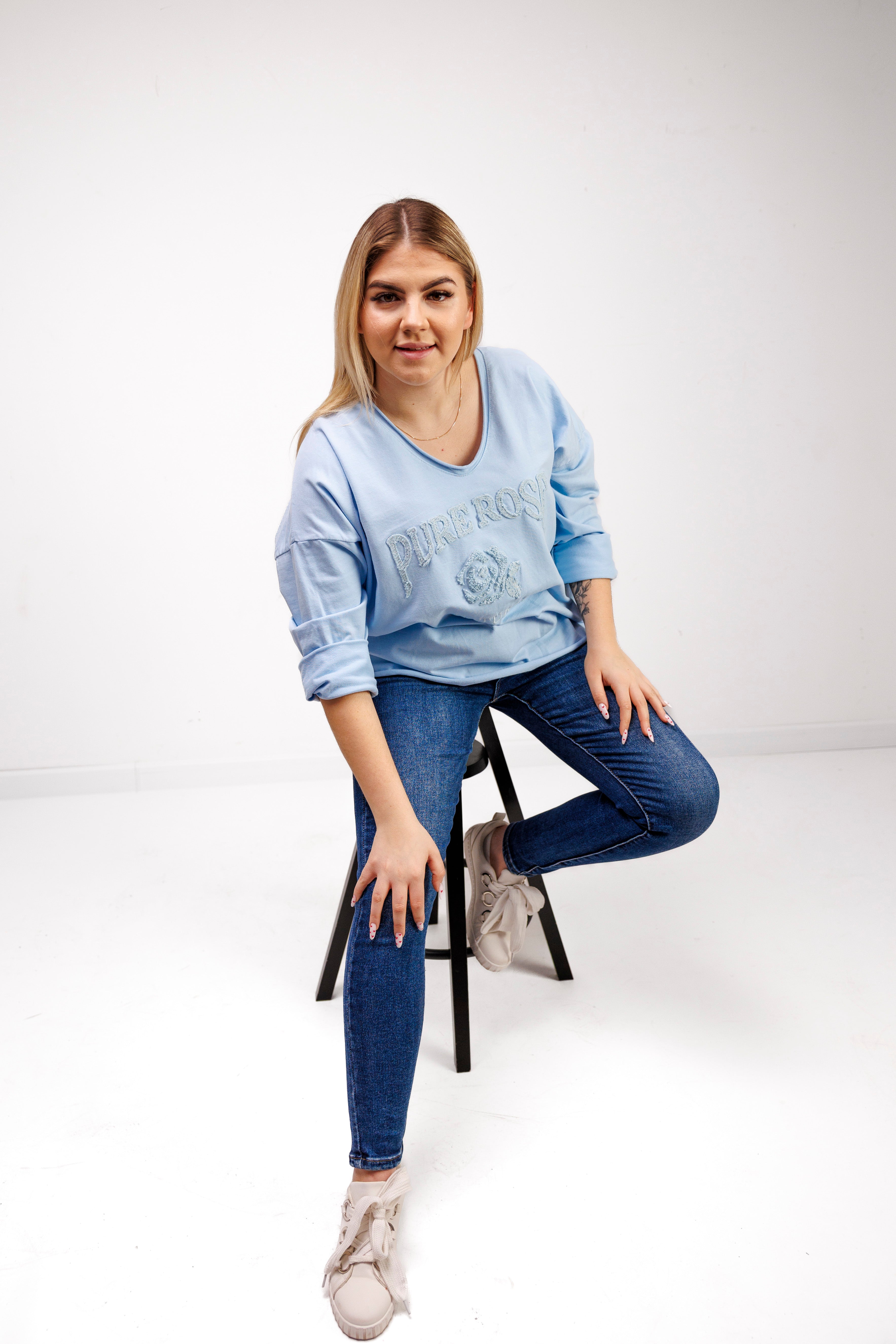 Bluzka z 100% bawełny z ozdobnym haftem Błękit