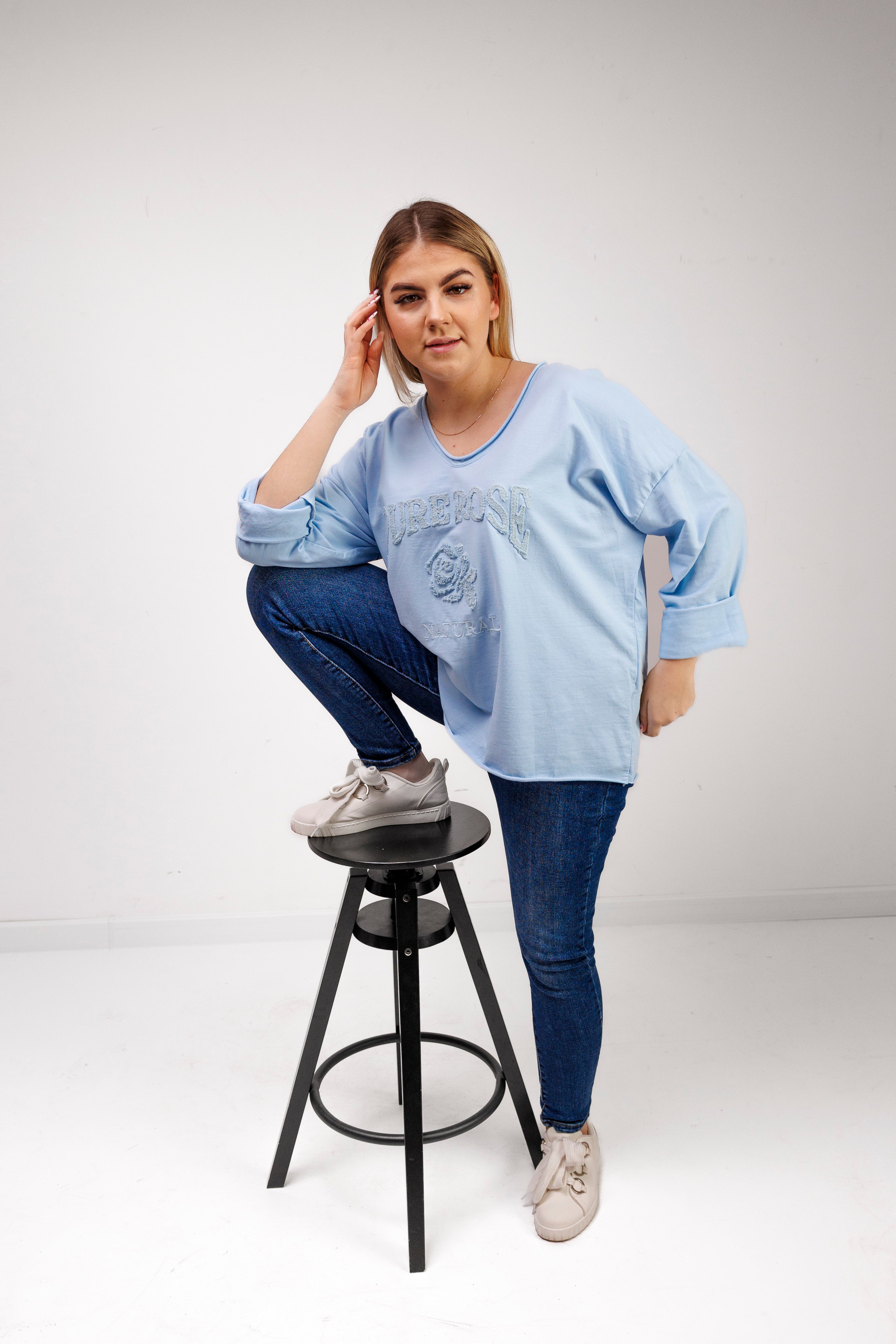 Bluzka z 100% bawełny z ozdobnym haftem Błękit