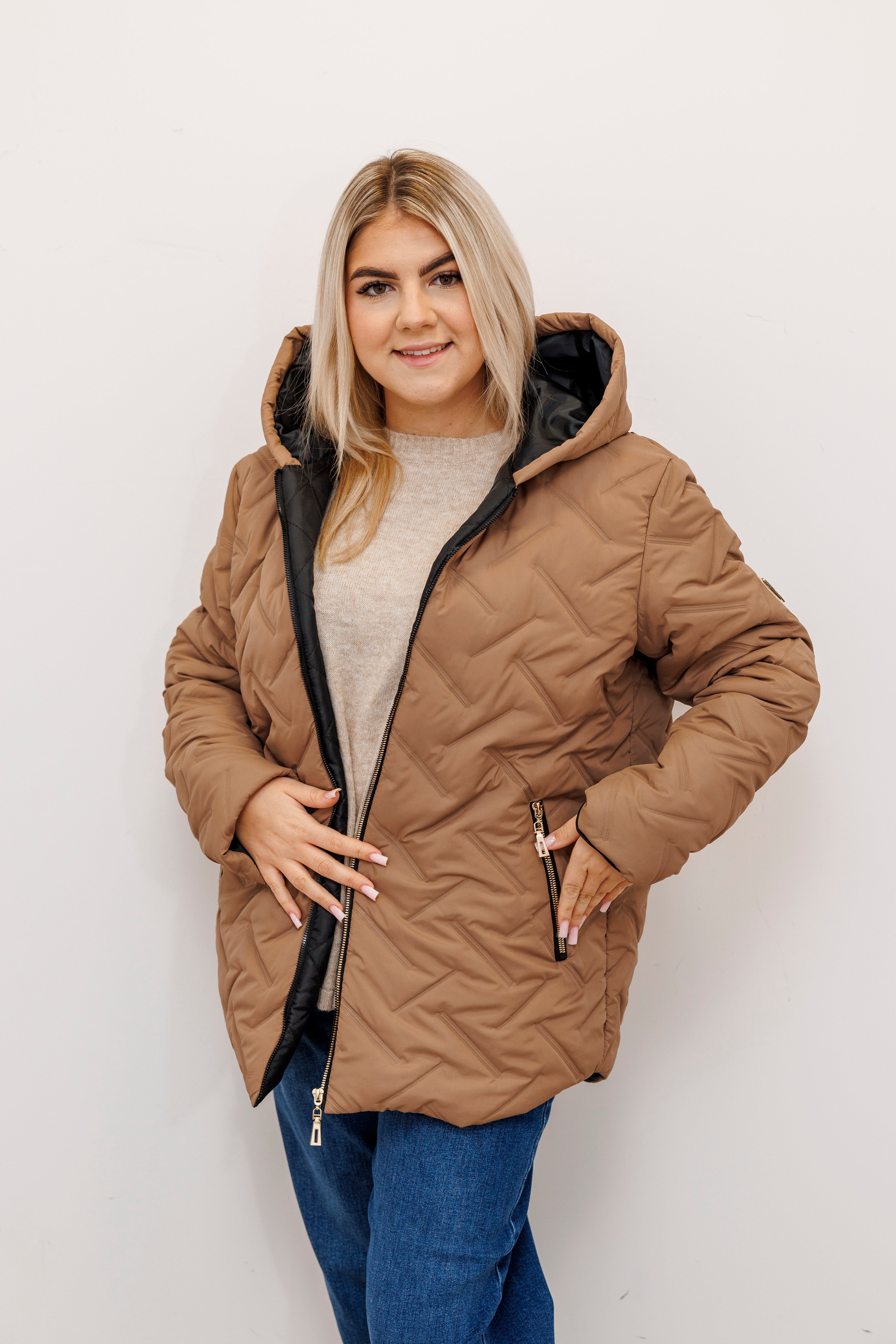 Zimowa kurtka pikowana z kapturem – polska produkcja Beż