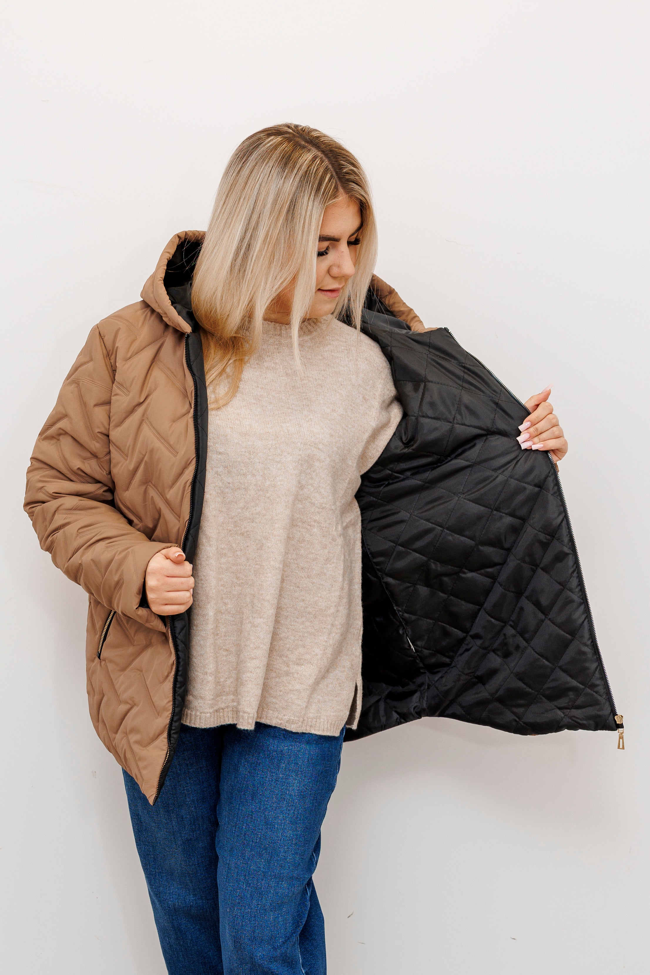 Zimowa kurtka pikowana z kapturem – polska produkcja Beż