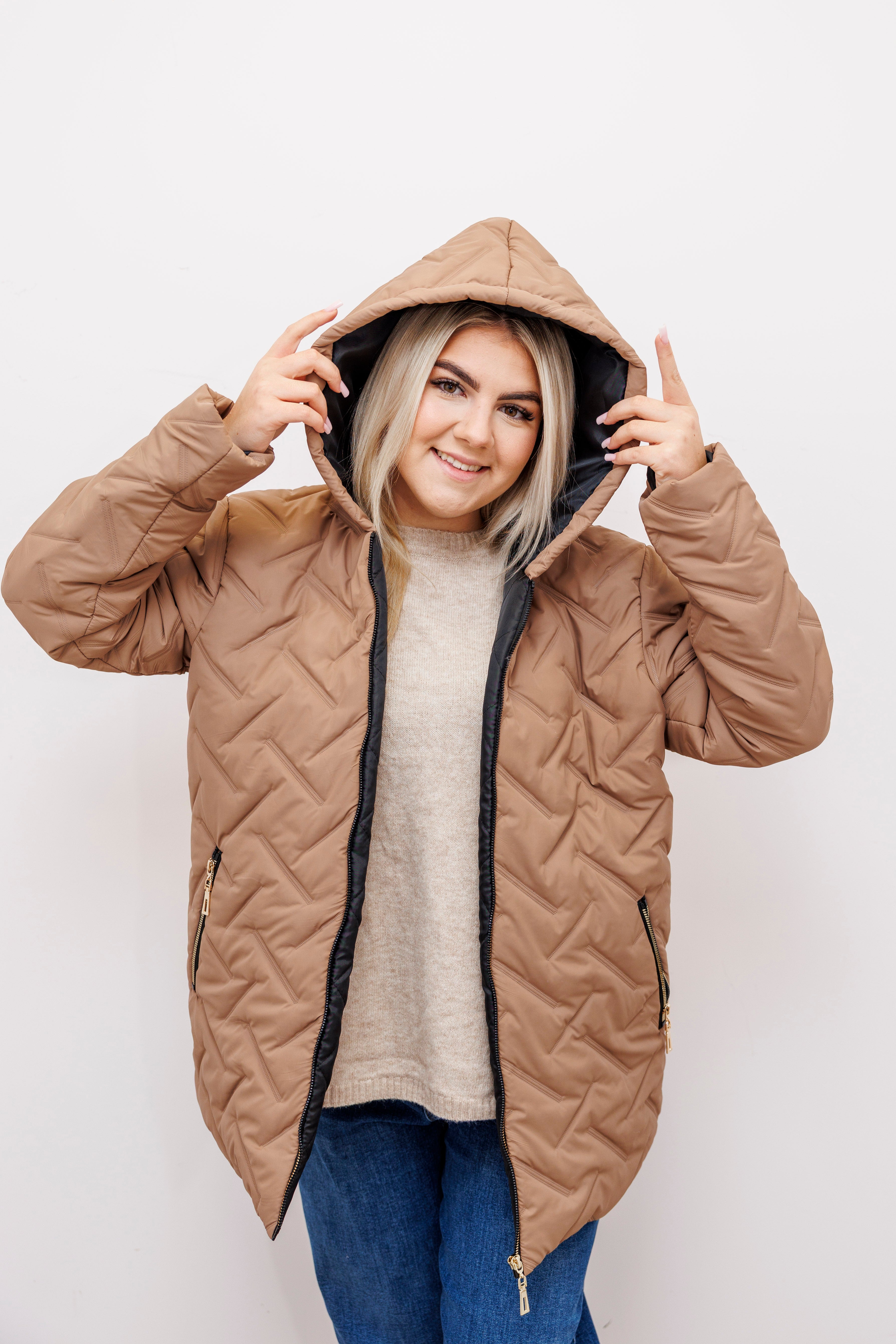 Zimowa kurtka pikowana z kapturem – polska produkcja Beż