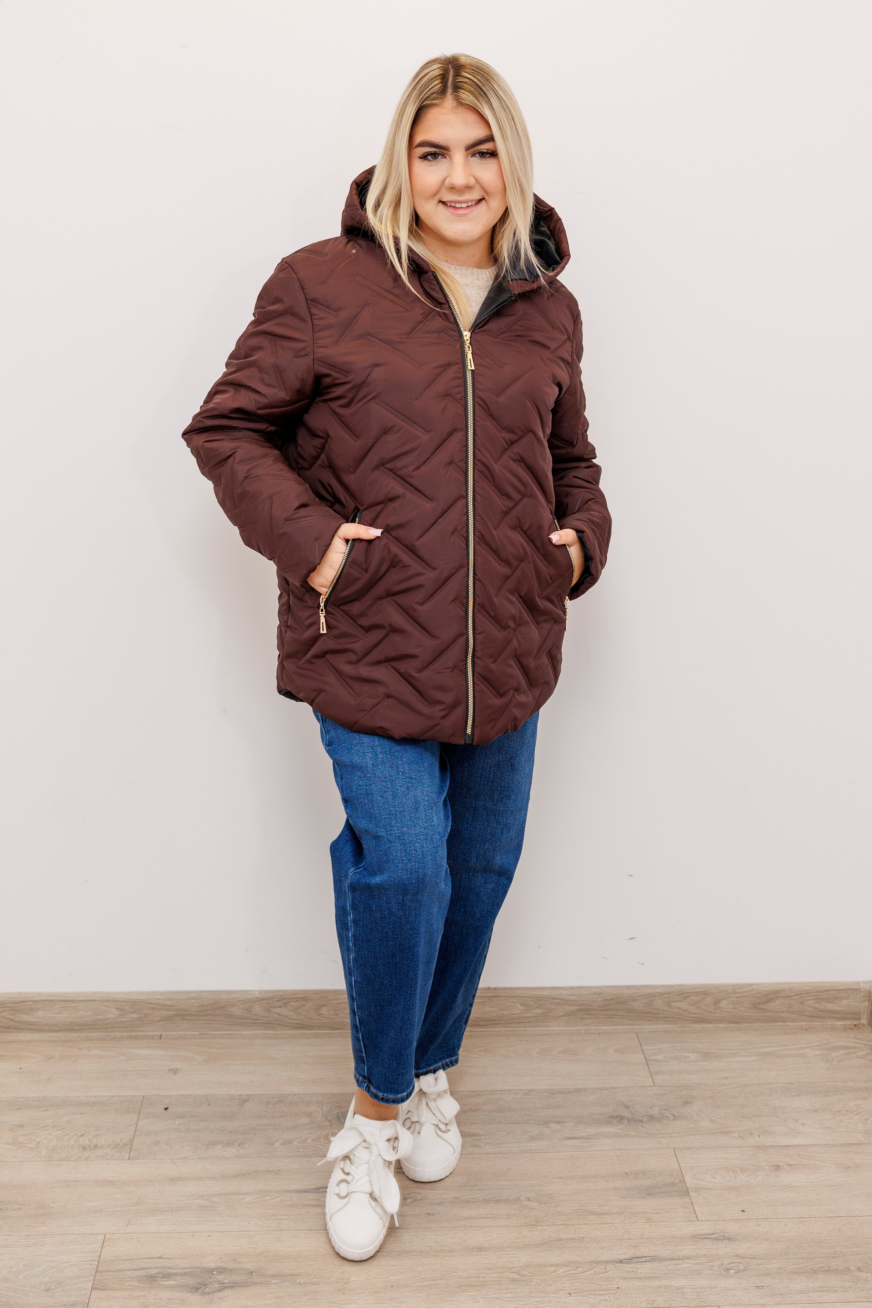 Zimowa kurtka pikowana z kapturem – polska produkcja Brąz