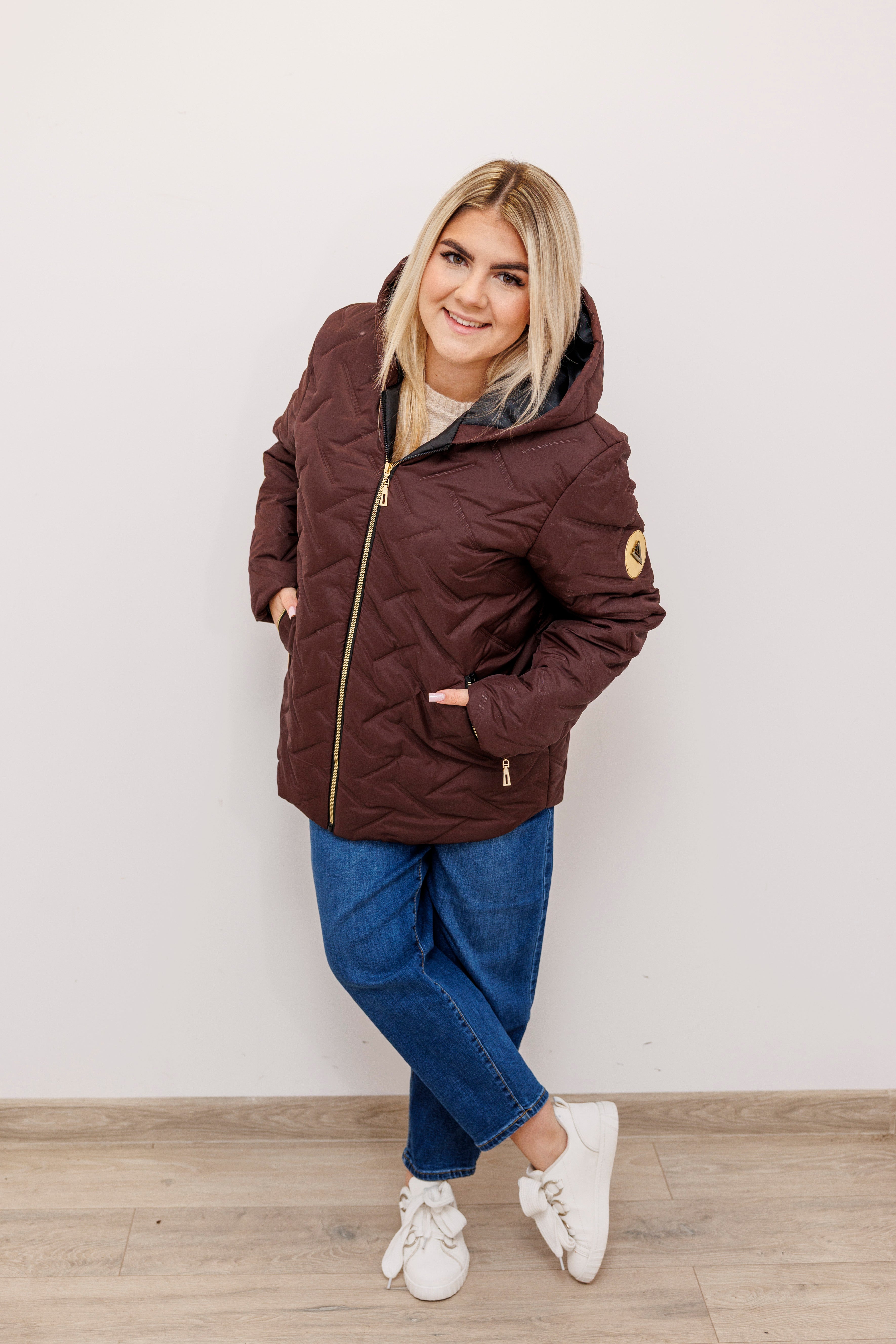 Zimowa kurtka pikowana z kapturem – polska produkcja Brąz