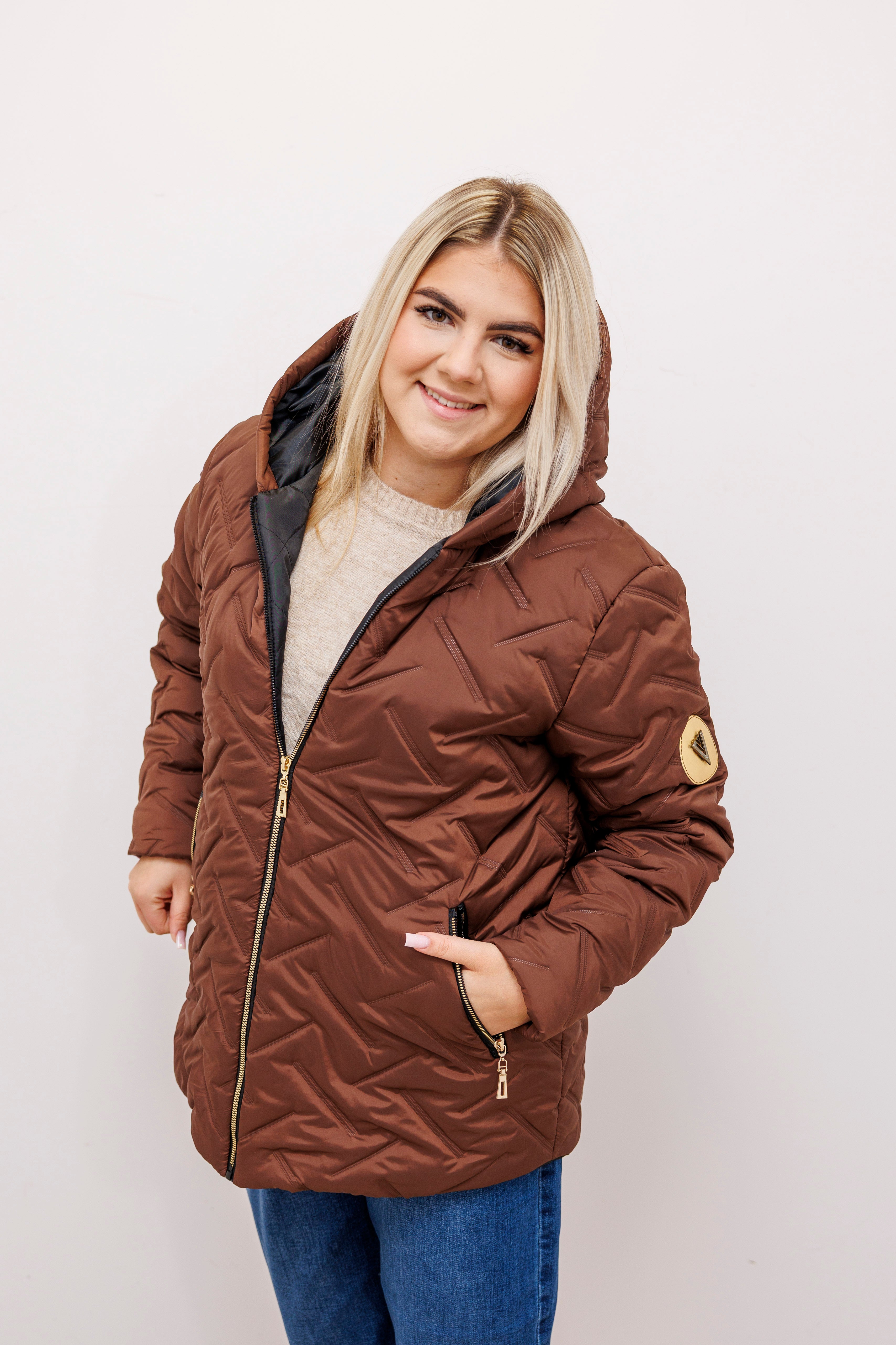 Zimowa kurtka pikowana z kapturem – polska produkcja Jasny Brąz