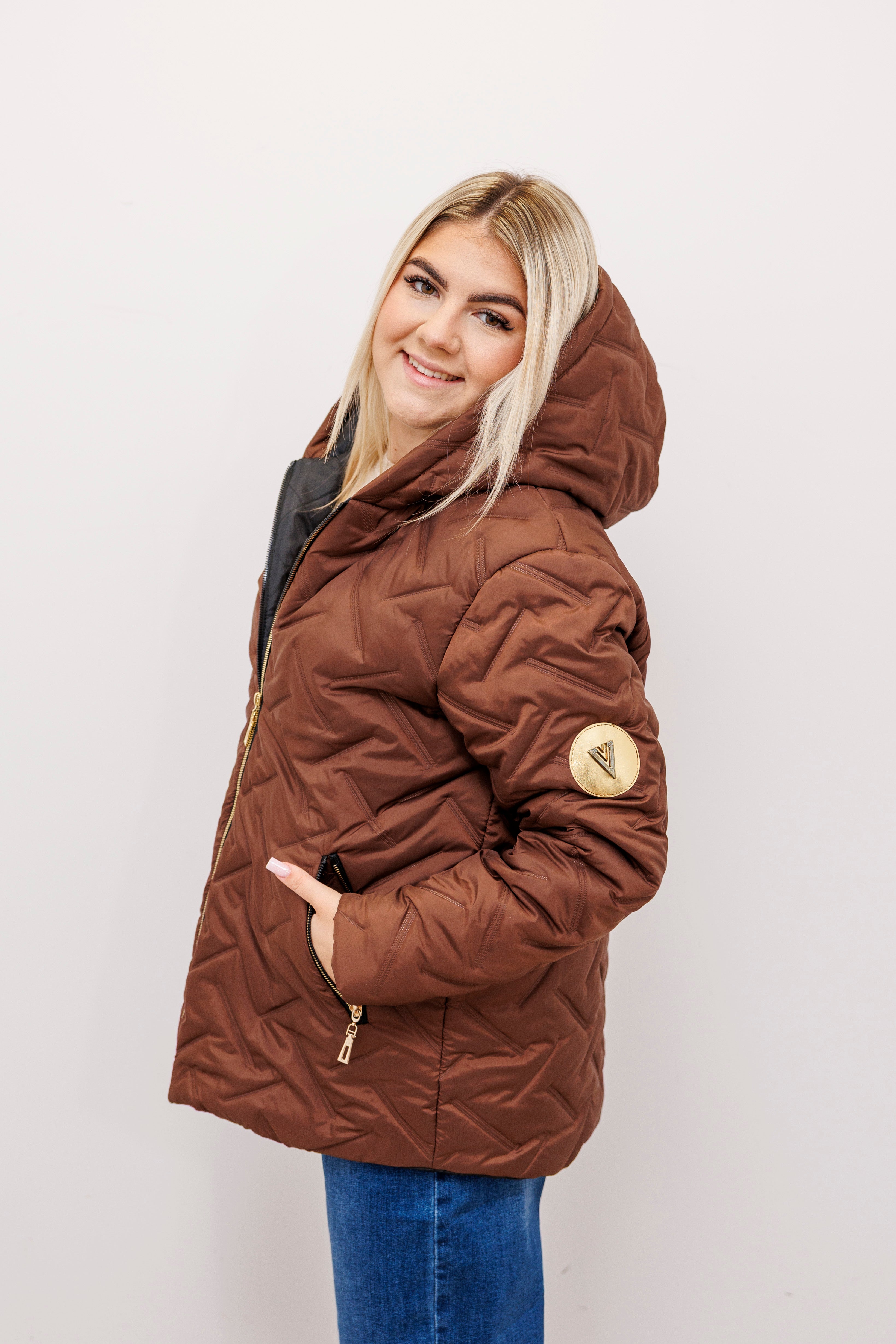 Zimowa kurtka pikowana z kapturem – polska produkcja Jasny Brąz