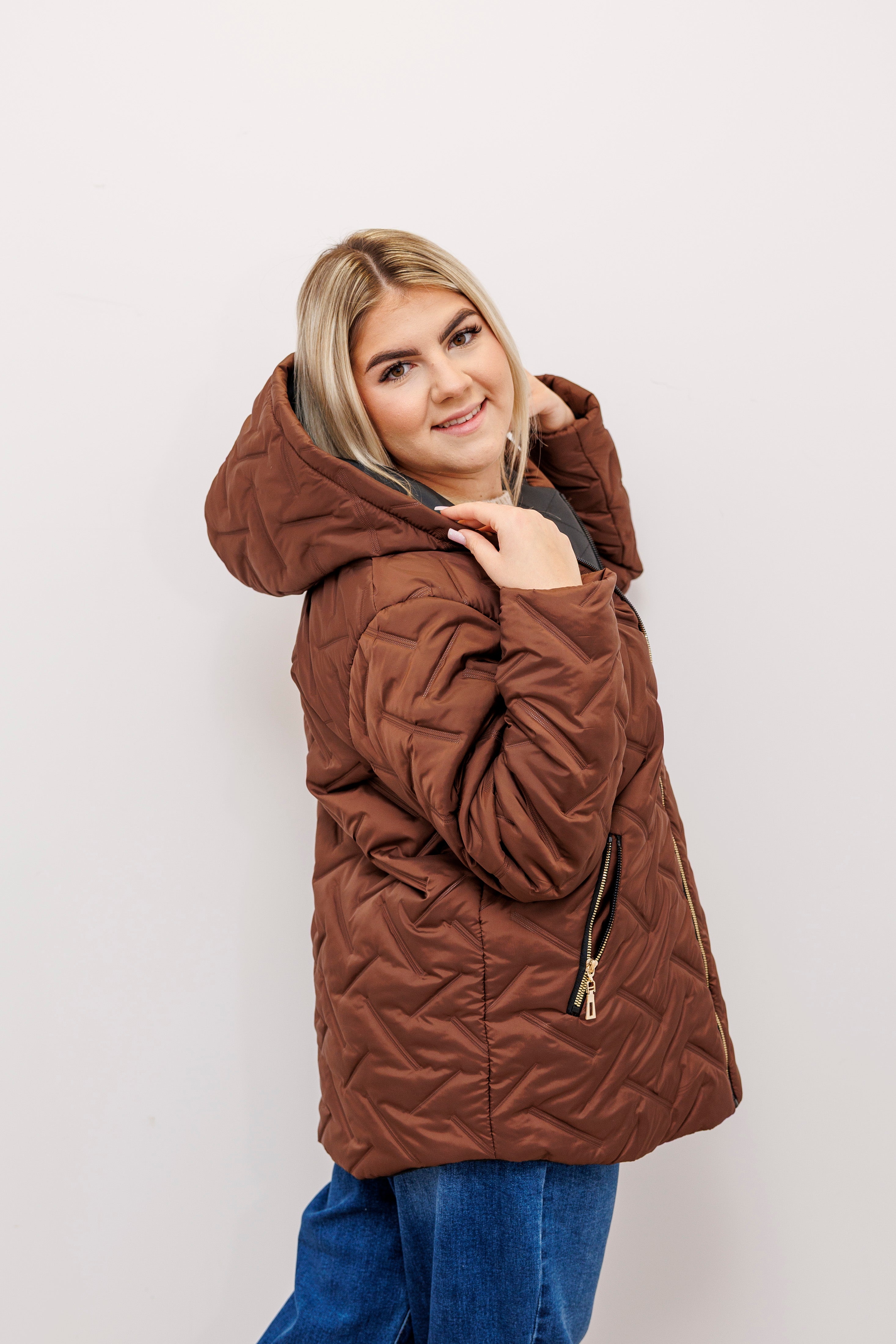 Zimowa kurtka pikowana z kapturem – polska produkcja Jasny Brąz