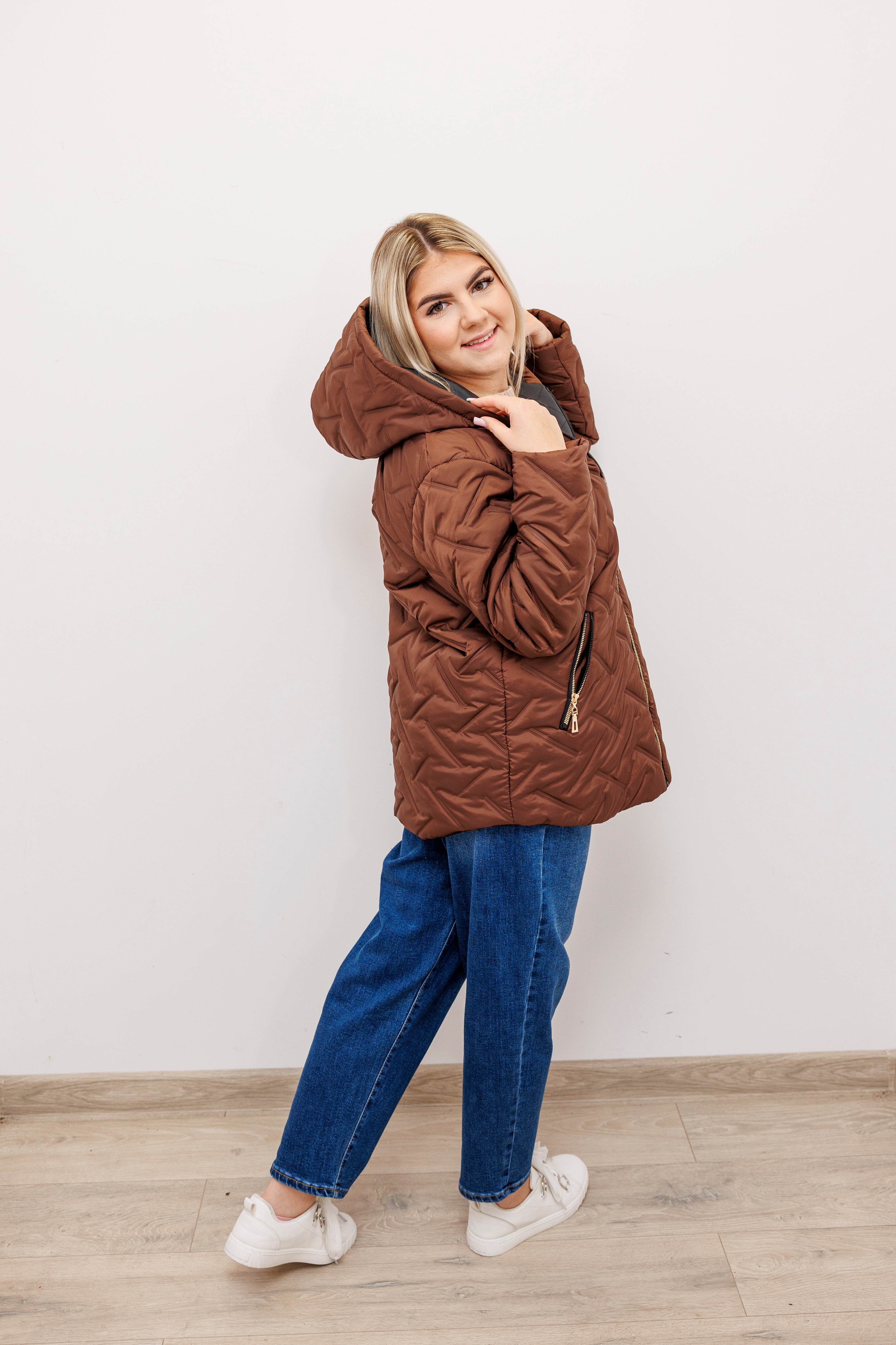 Zimowa kurtka pikowana z kapturem – polska produkcja Jasny Brąz