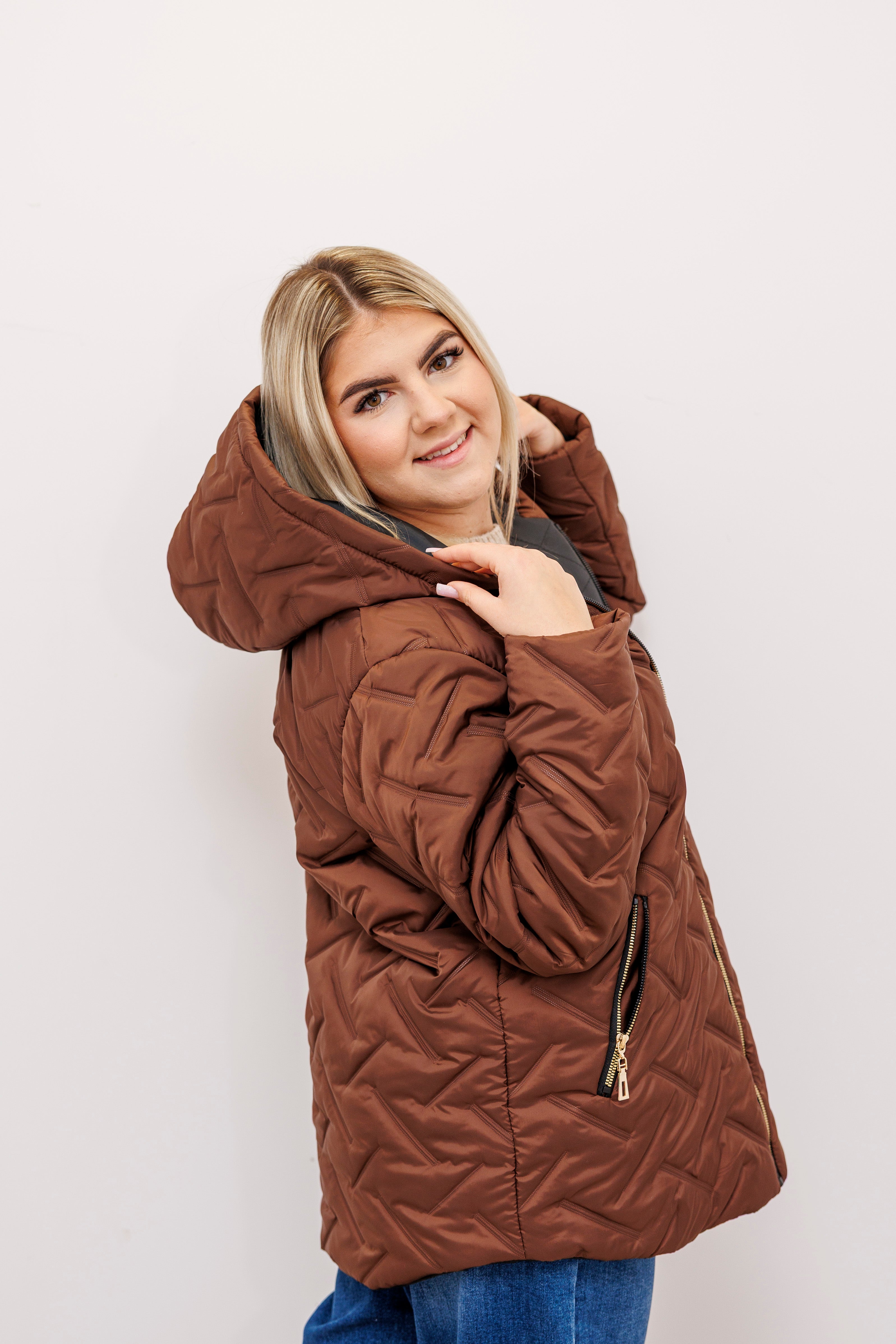 Zimowa kurtka pikowana z kapturem – polska produkcja Jasny Brąz