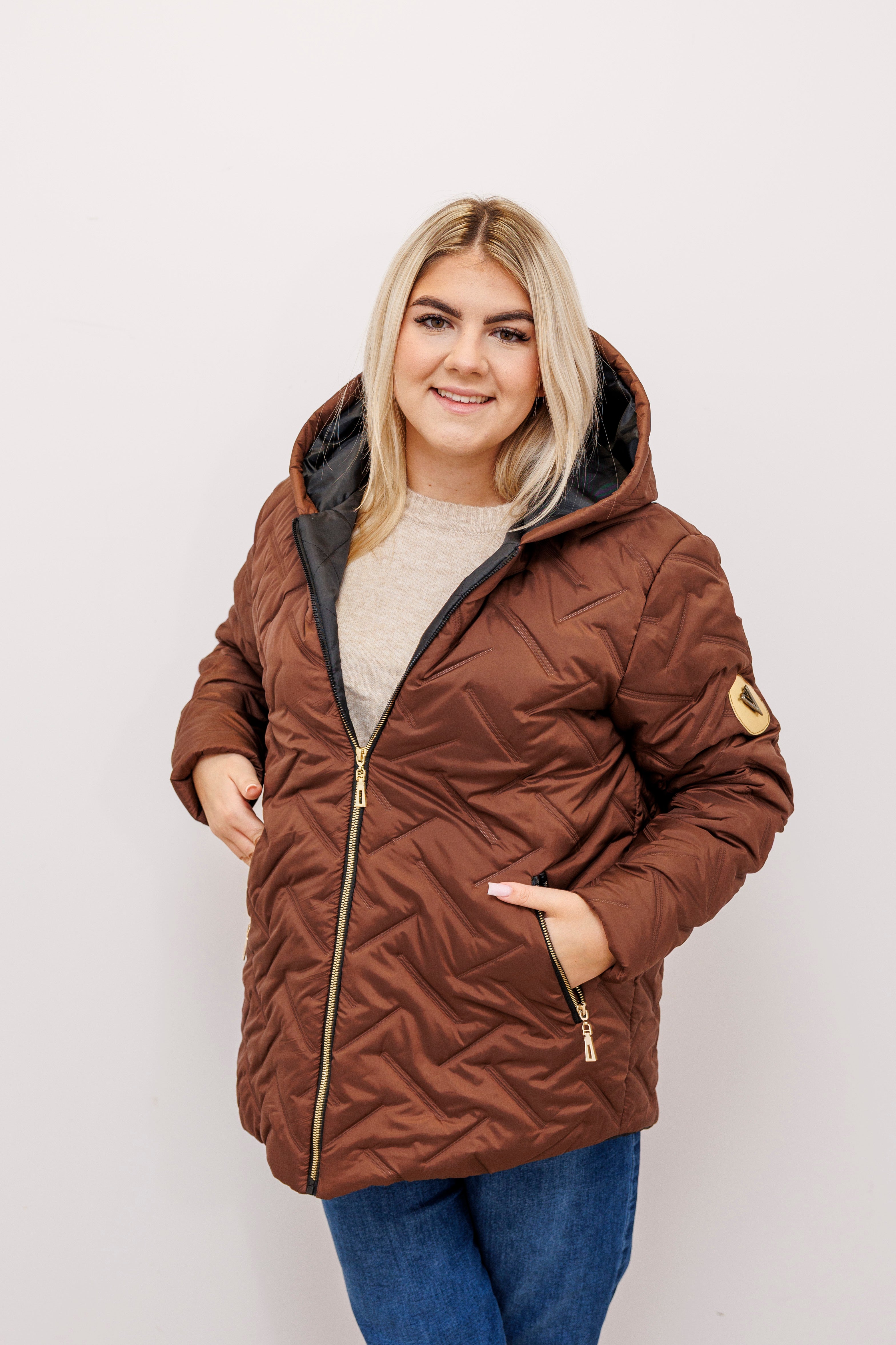 Zimowa kurtka pikowana z kapturem – polska produkcja Jasny Brąz