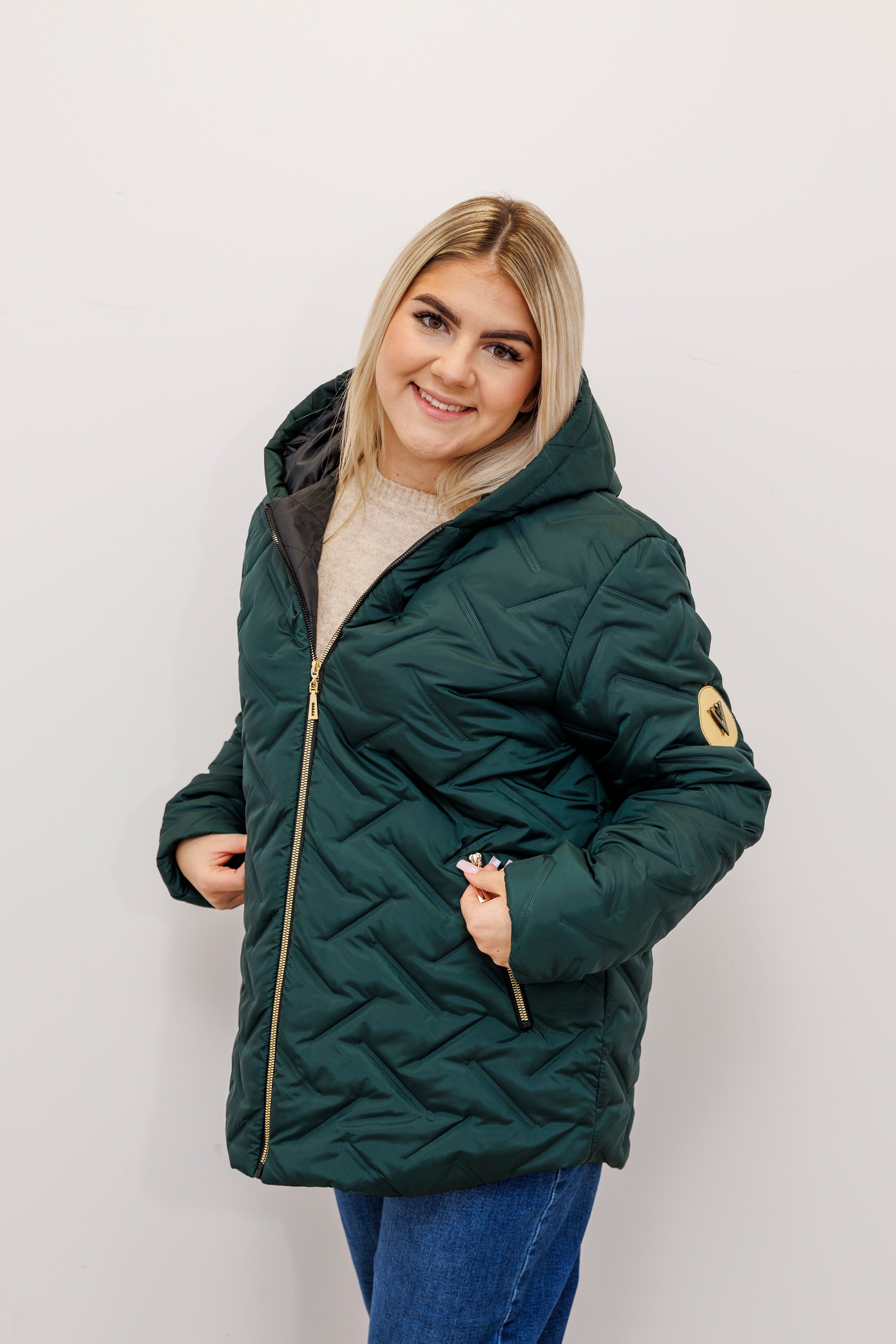 Zimowa kurtka pikowana z kapturem – polska produkcja Butelka