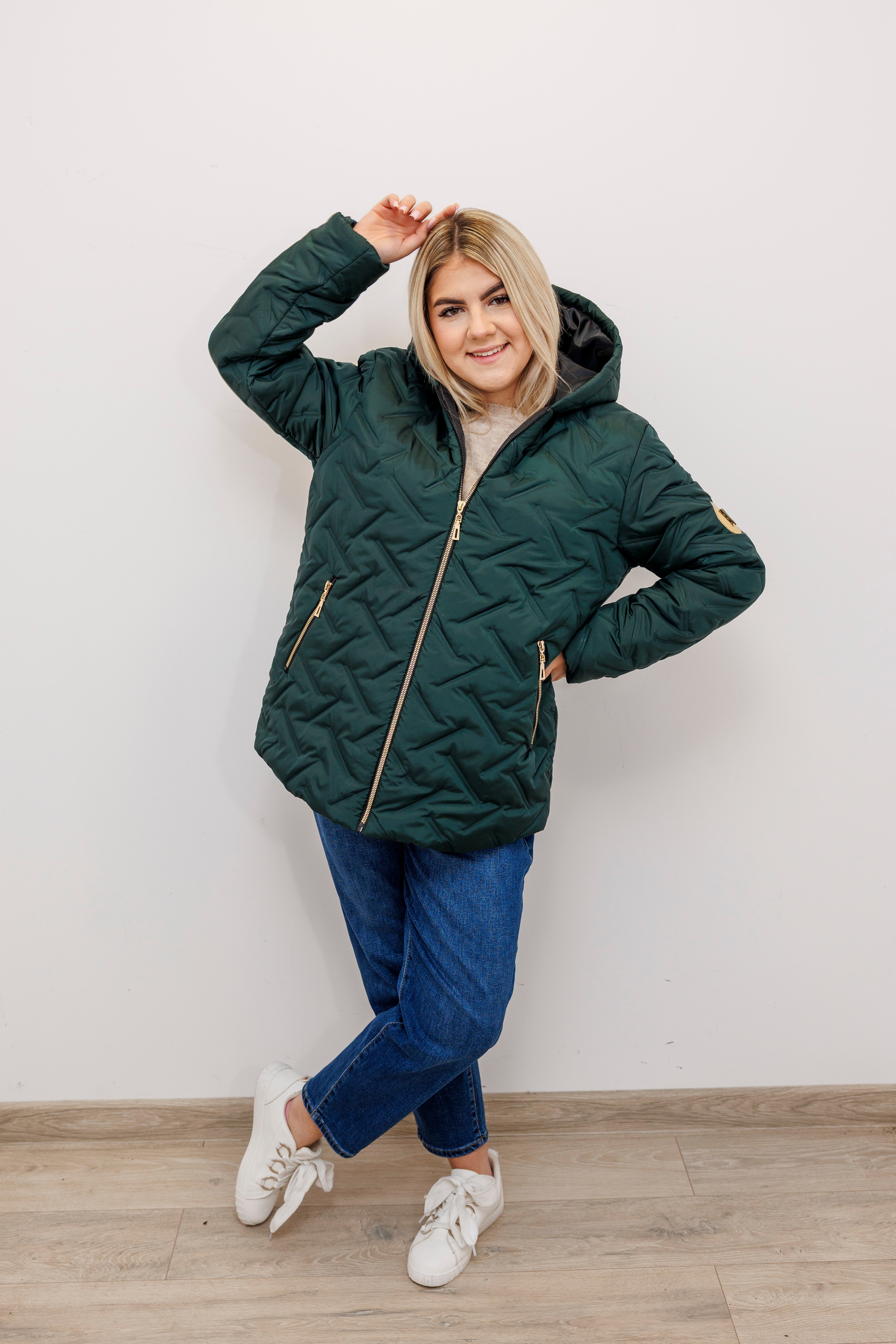 Zimowa kurtka pikowana z kapturem – polska produkcja Butelka