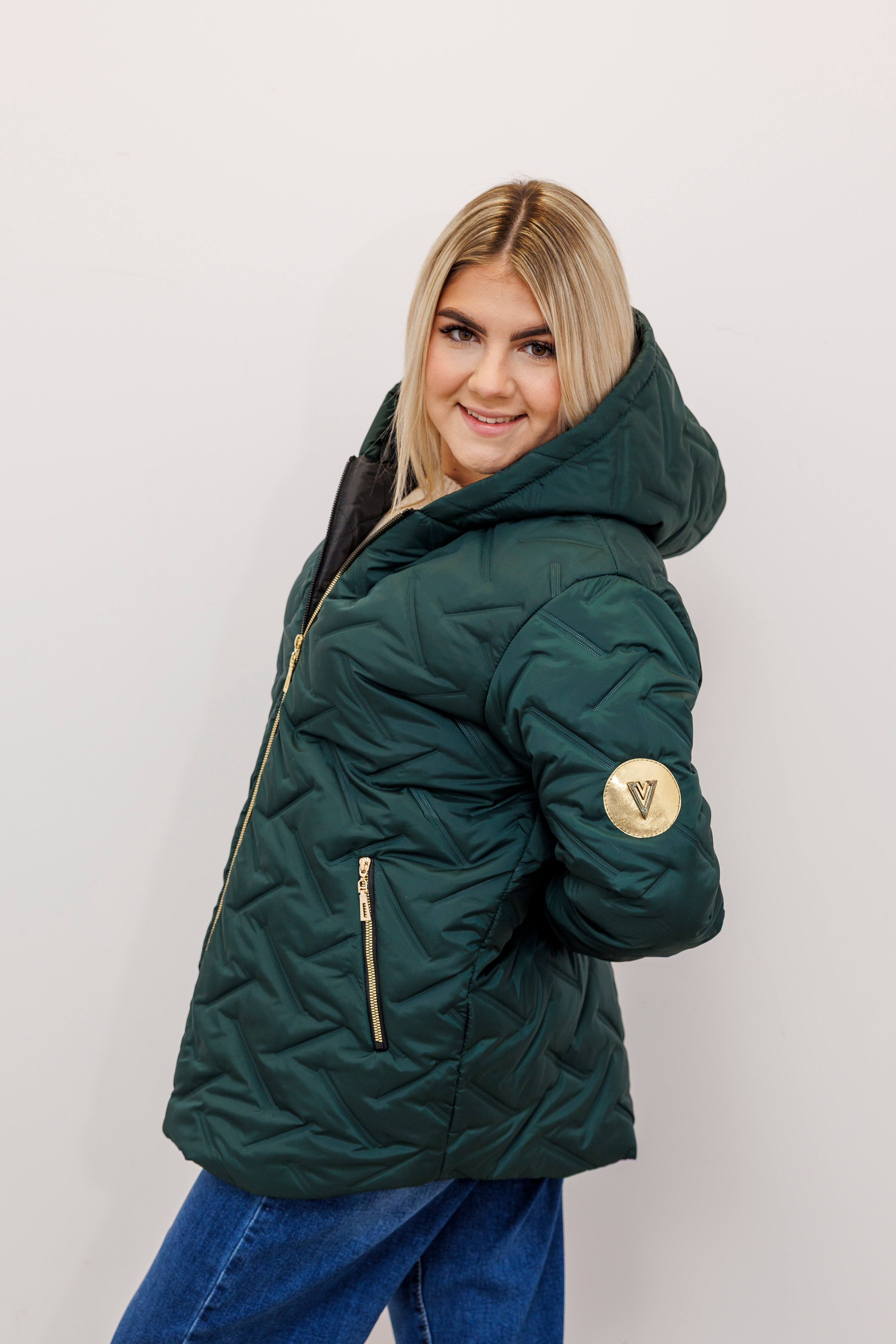 Zimowa kurtka pikowana z kapturem – polska produkcja Butelka