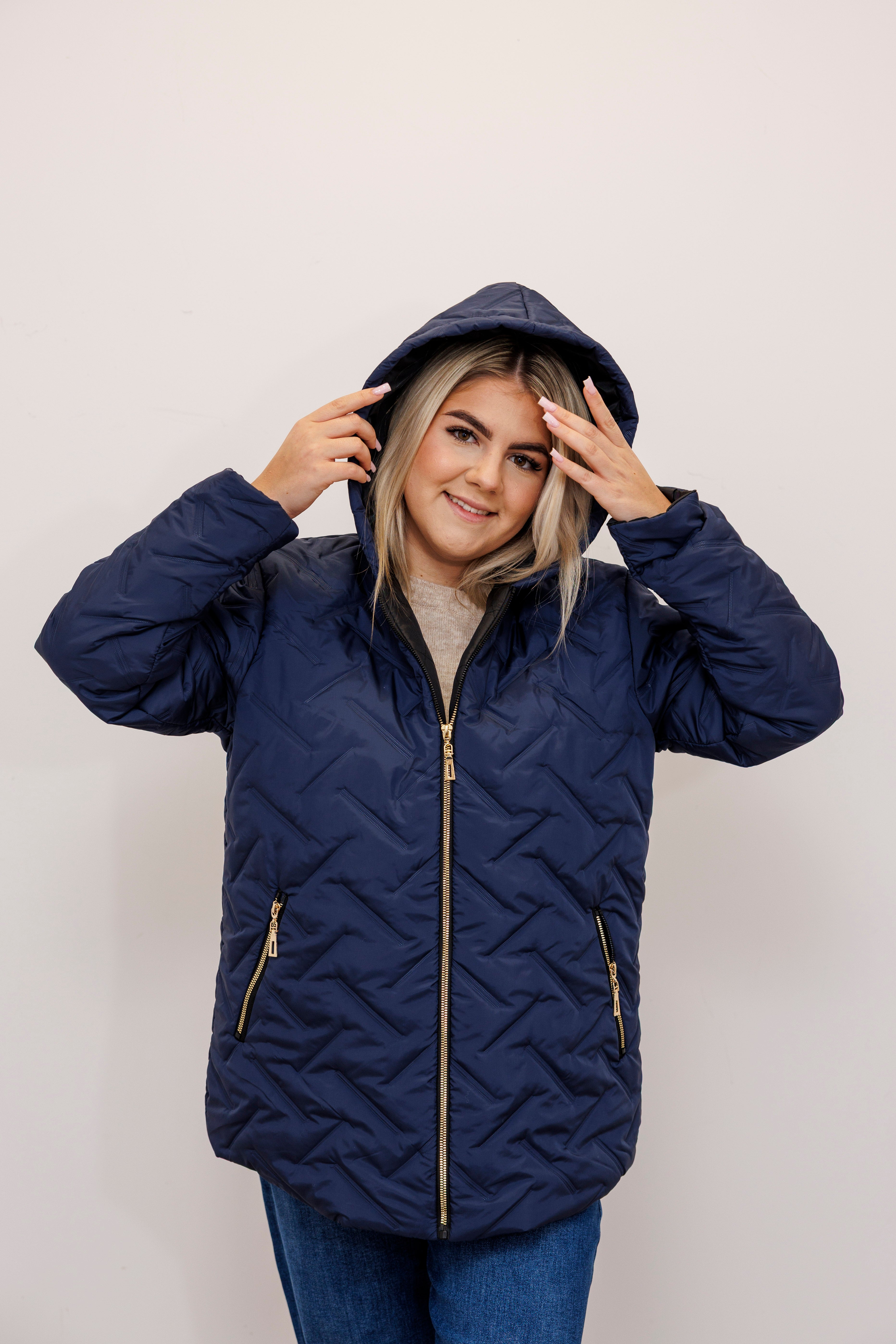 Zimowa kurtka pikowana z kapturem – polska produkcja Granat