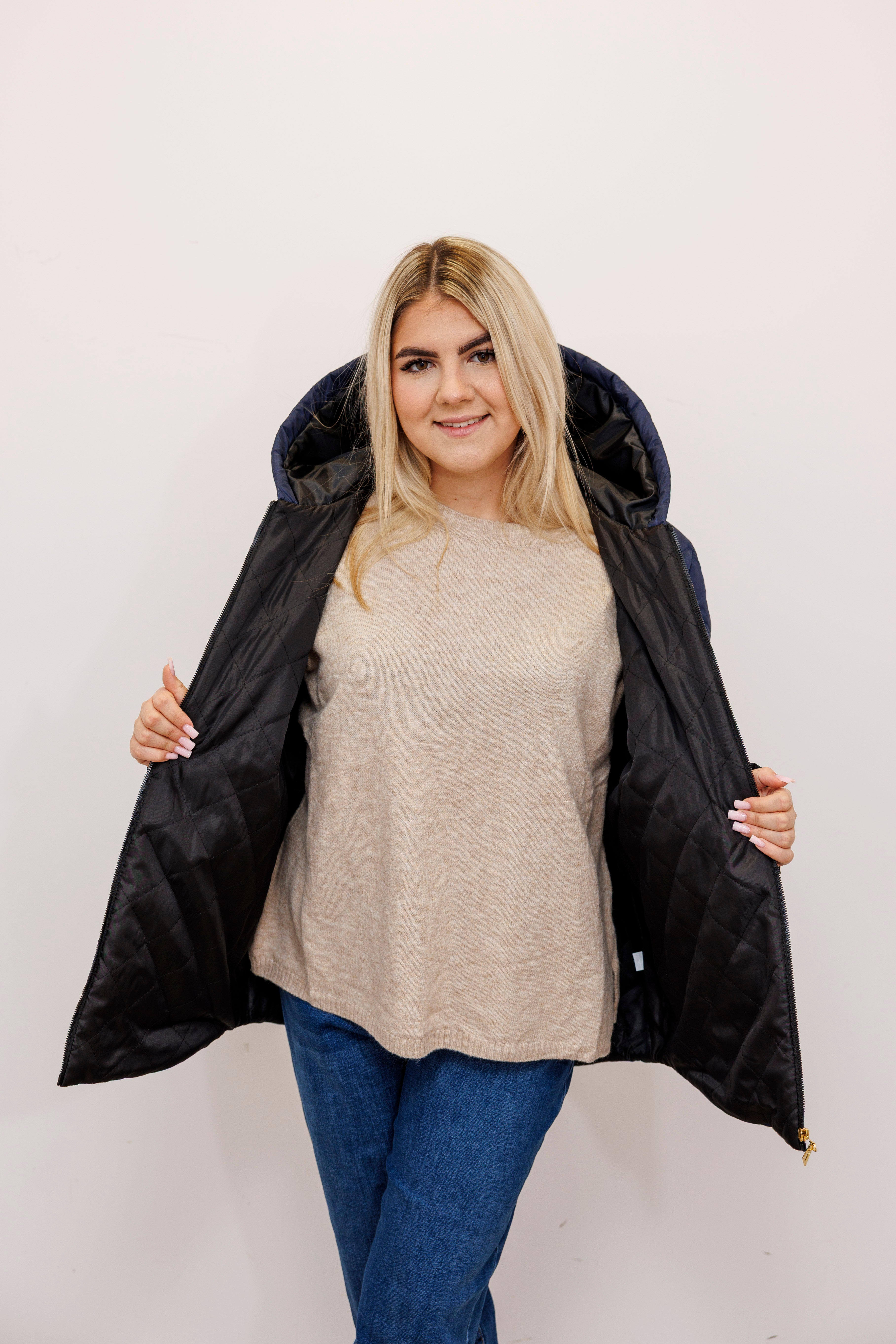 Zimowa kurtka pikowana z kapturem – polska produkcja Granat