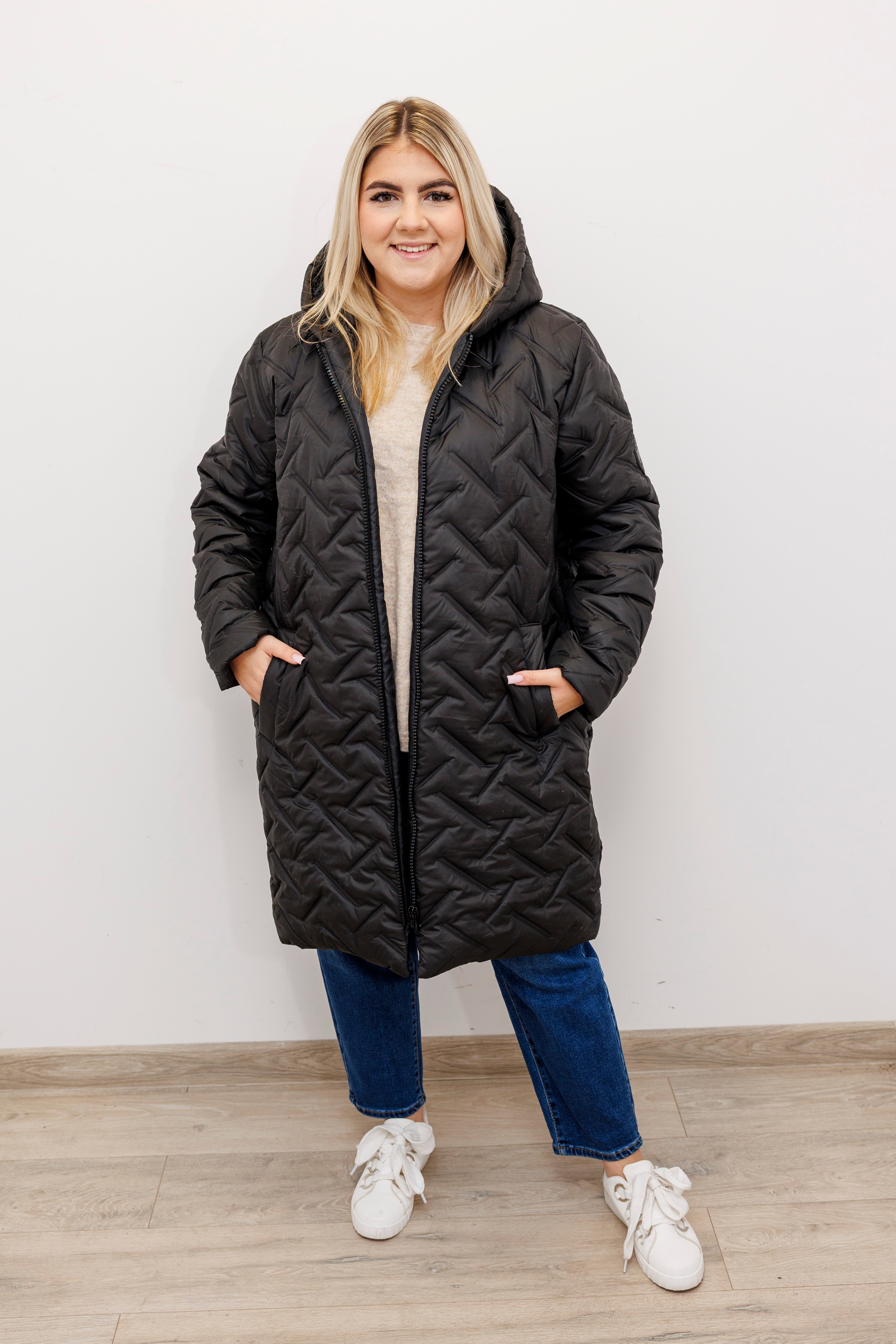 Długa zimowa kurtka z kapturem – polska produkcja Czarny