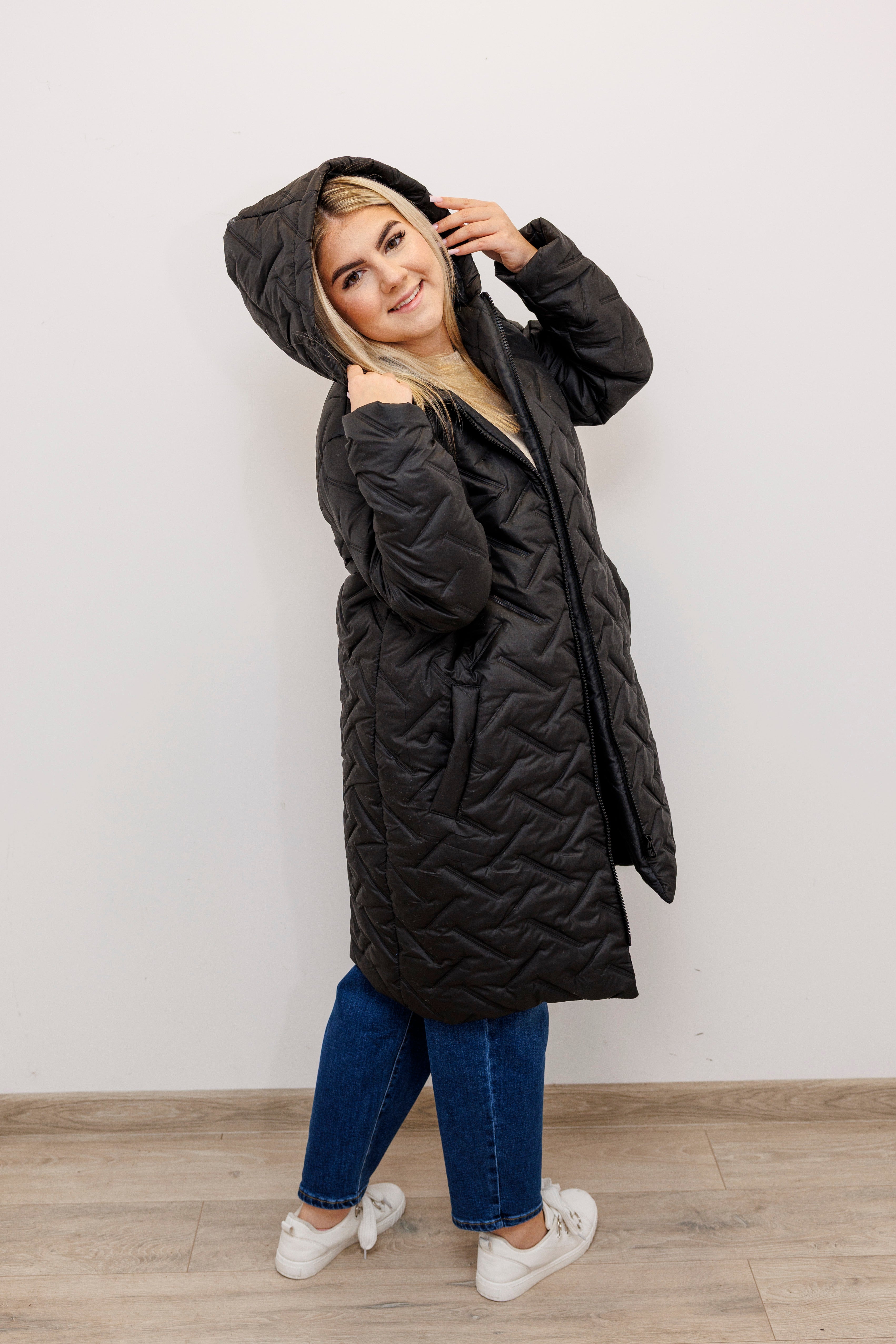 Długa zimowa kurtka z kapturem – polska produkcja Czarny