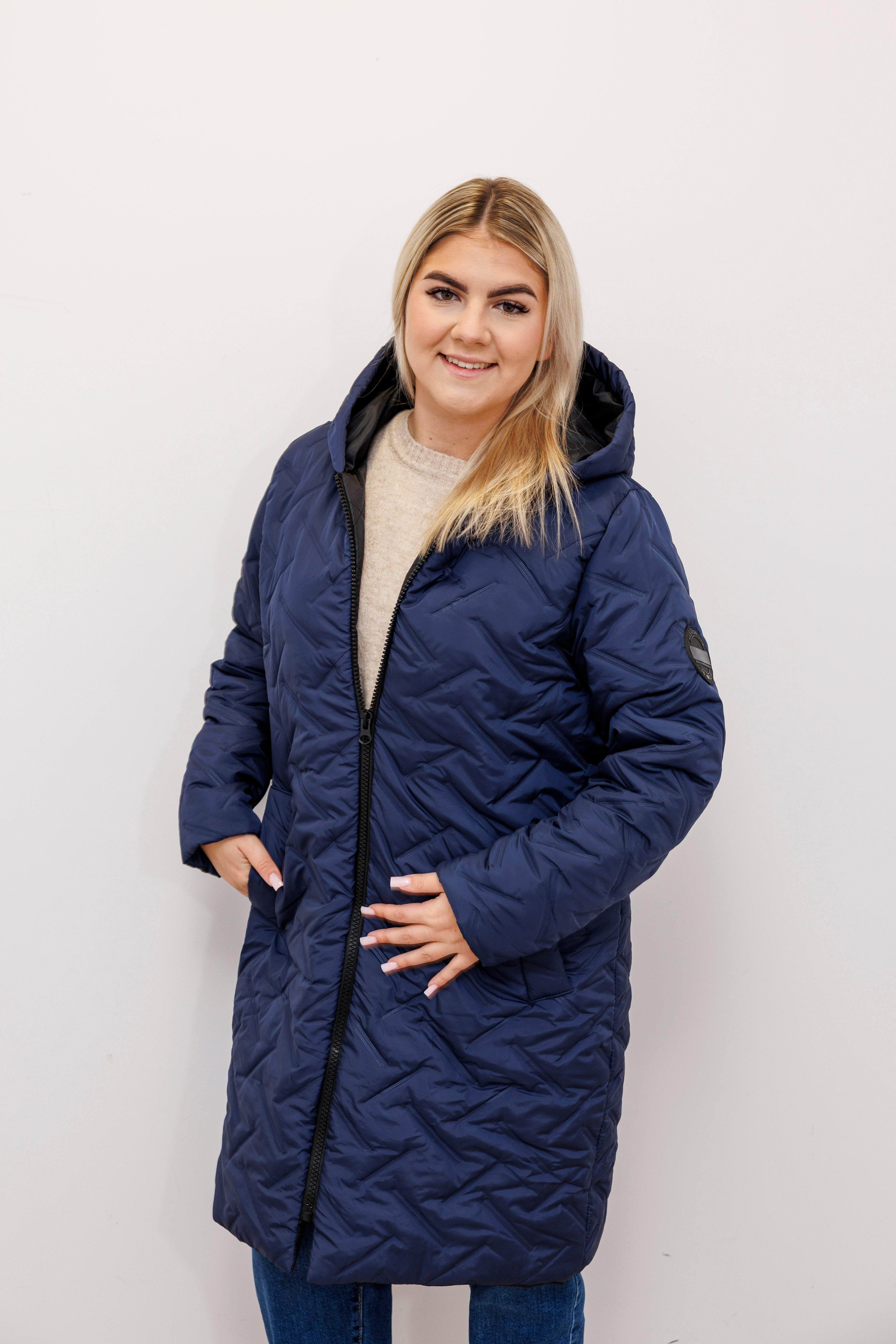 Długa zimowa kurtka z kapturem – polska produkcja Granat