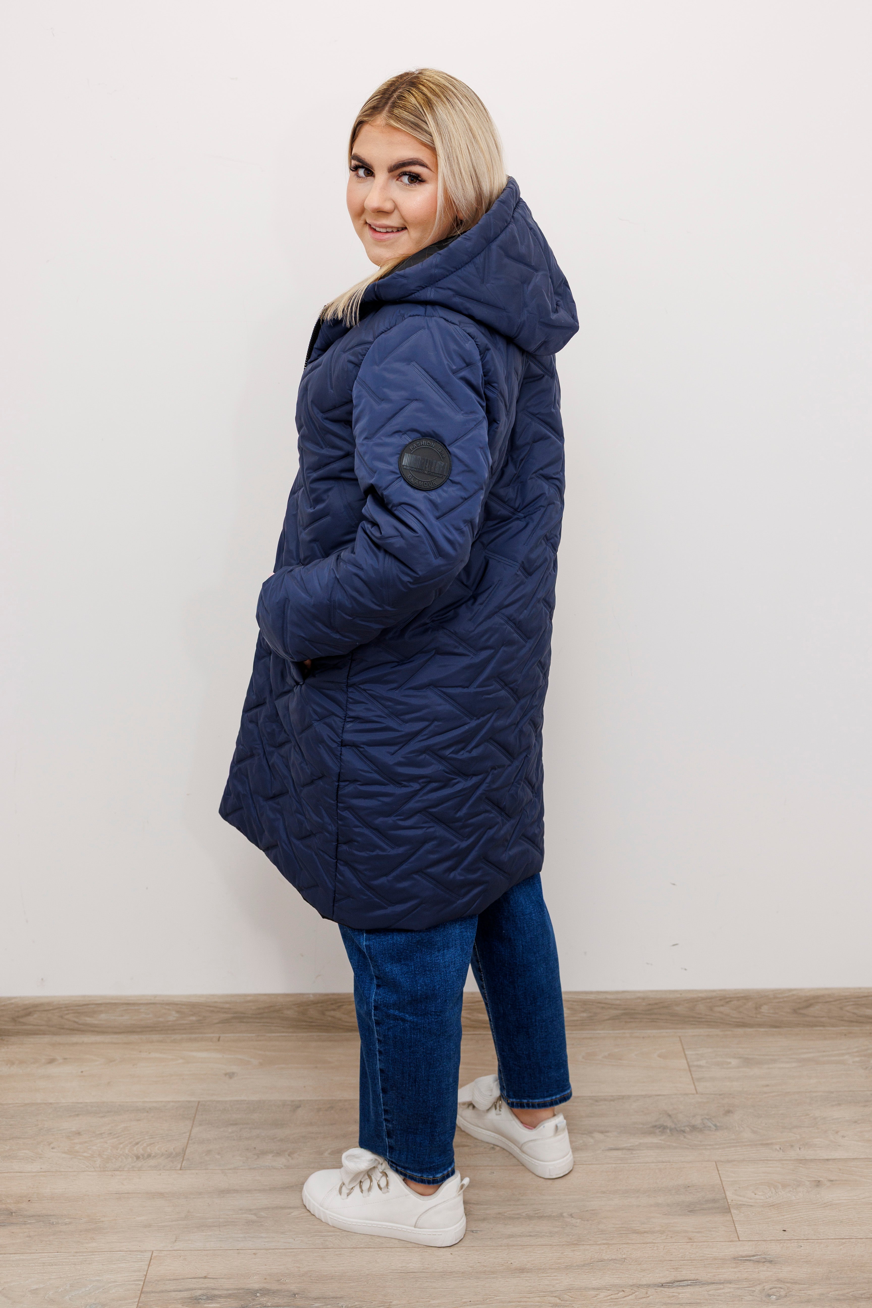 Długa zimowa kurtka z kapturem – polska produkcja Granat