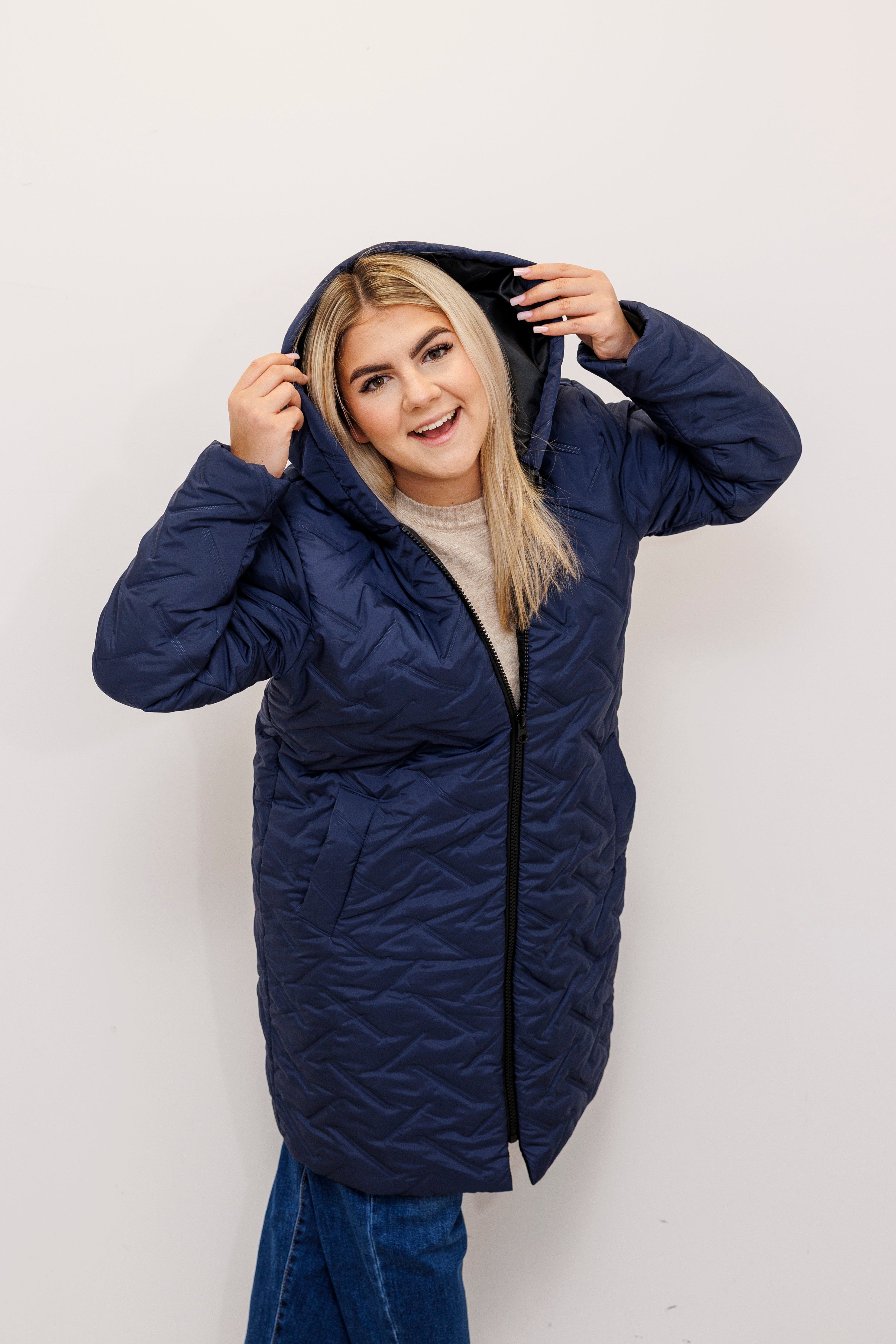 Długa zimowa kurtka z kapturem – polska produkcja Granat