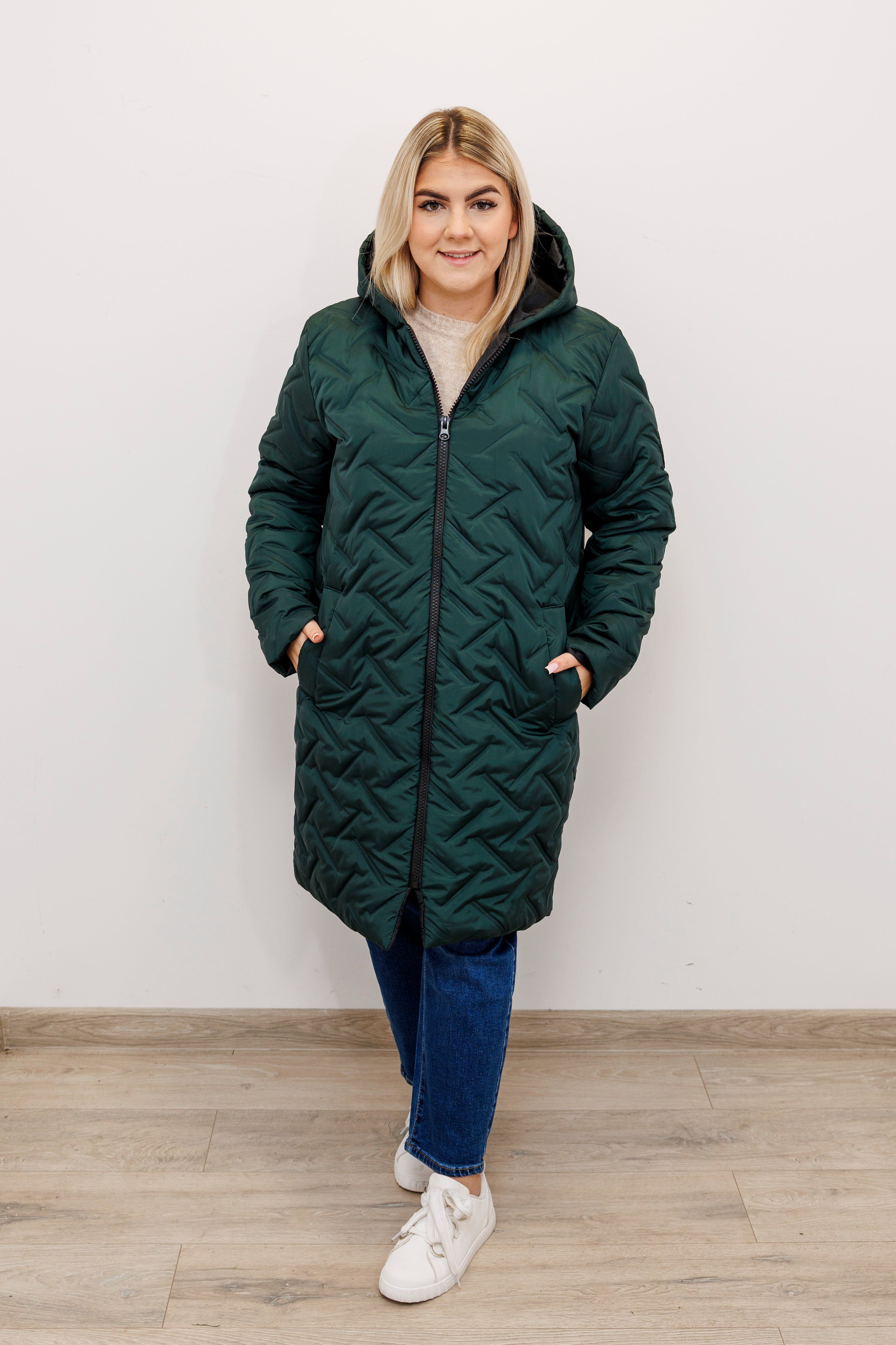 Długa zimowa kurtka z kapturem – polska produkcja Butelka