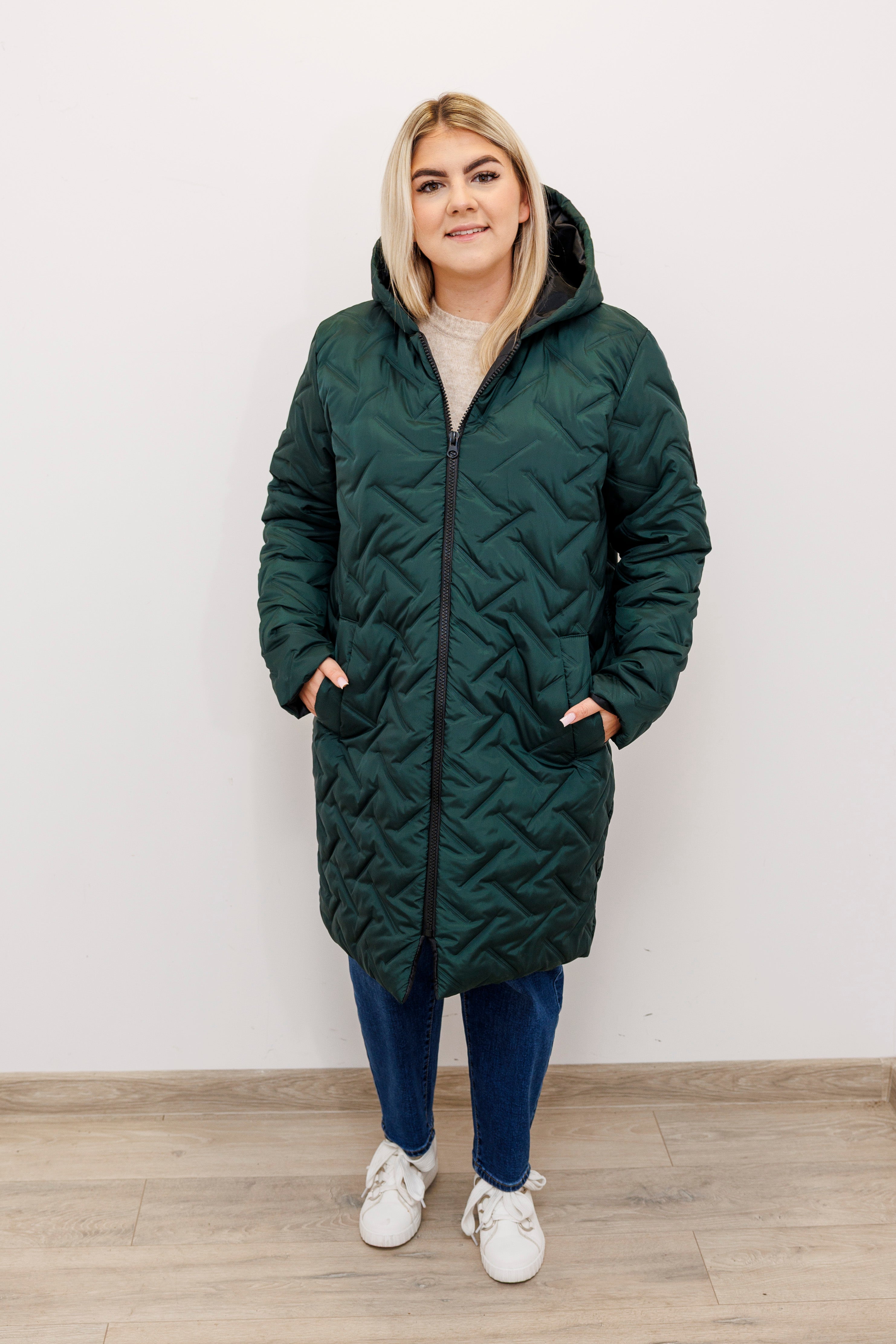 Długa zimowa kurtka z kapturem – polska produkcja Butelka